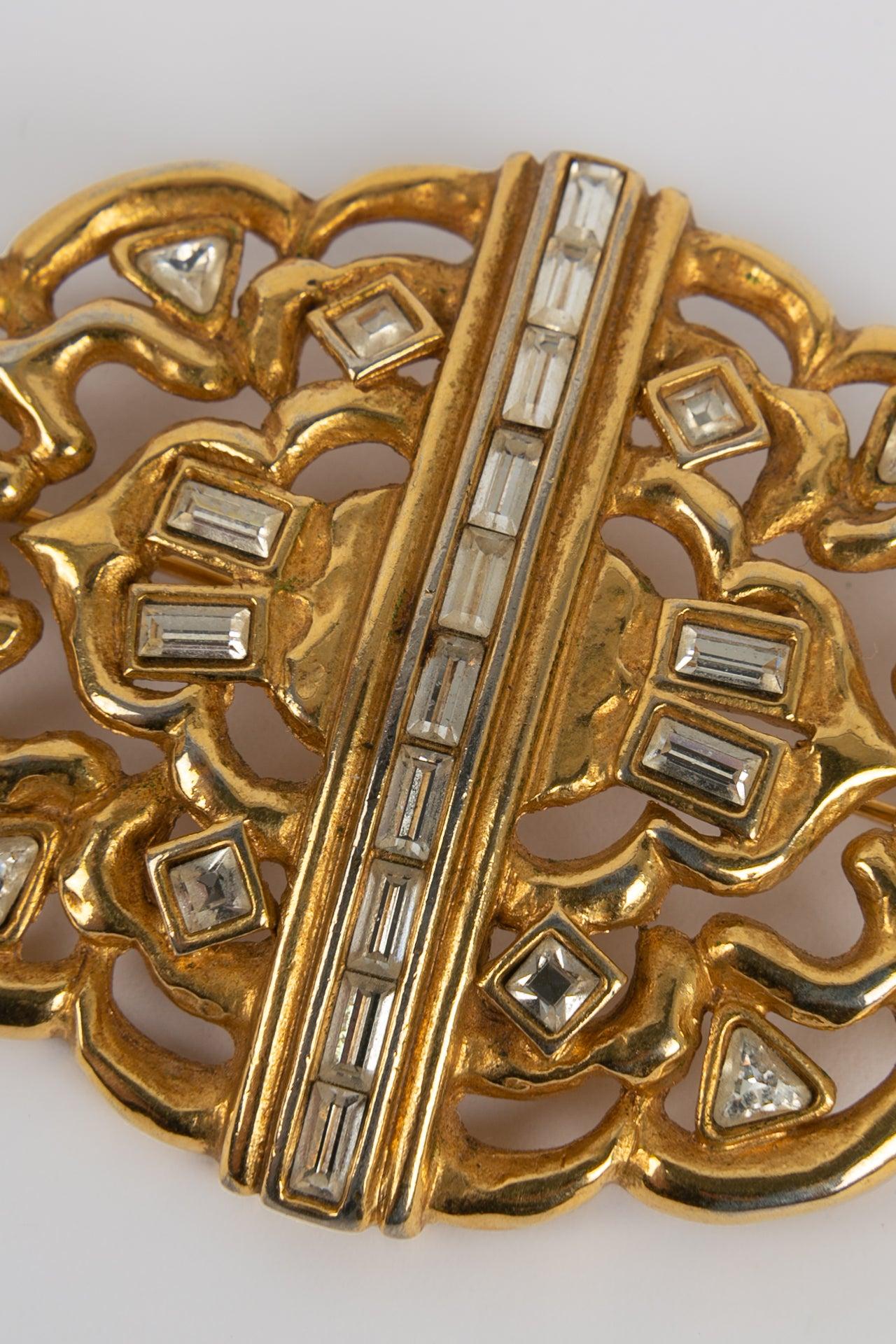 Yves Saint Laurent Openwork Gold Metal Brooch with Rhinestones In Excellent Condition For Sale In SAINT-OUEN-SUR-SEINE, FR