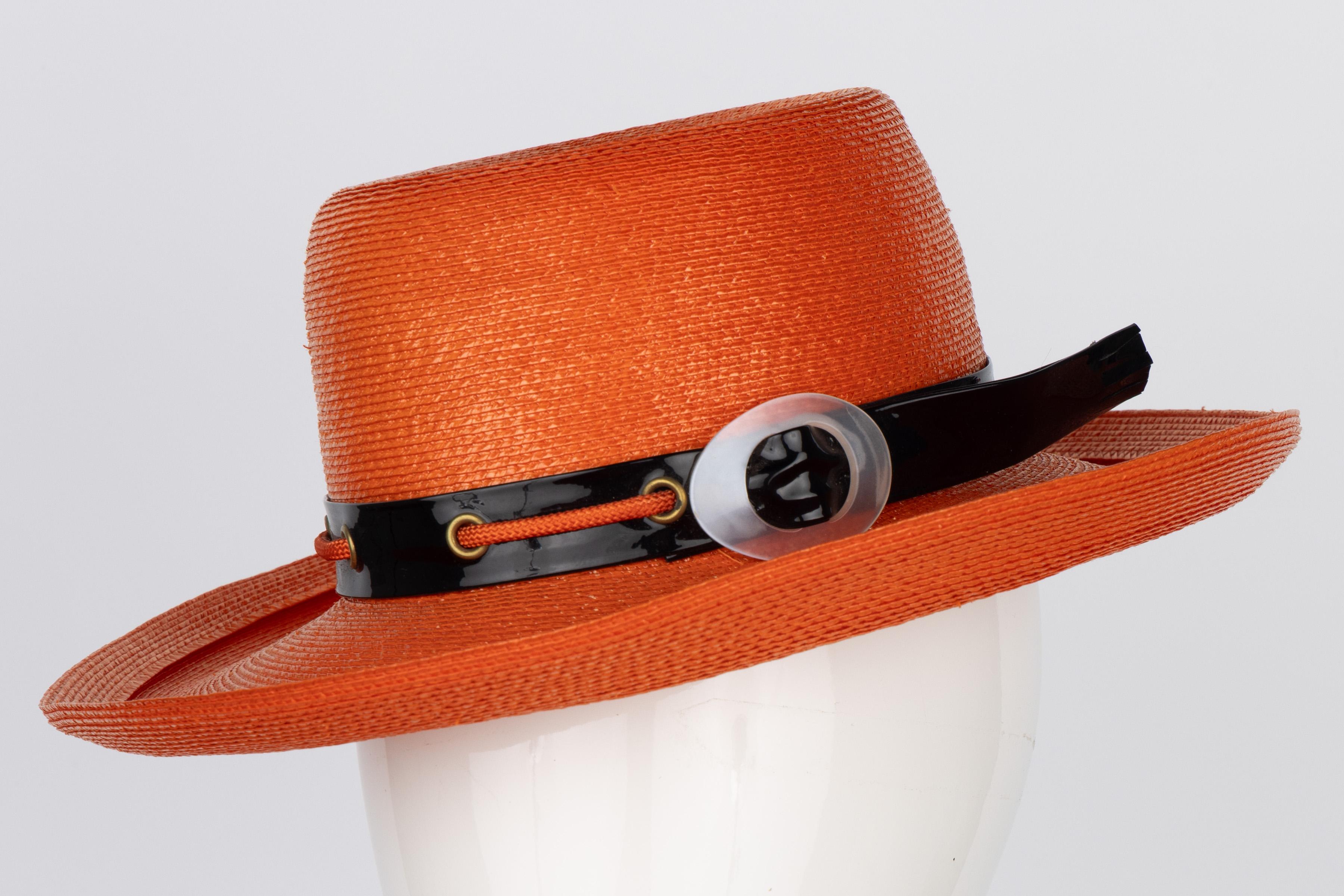 I design degli accessori hanno lo scopo di aggiungere il tocco finale o di creare un valore d'impatto. Combinando vari tessuti, abbellimenti e texture, Saint Laurent era un maestro degli accessori sia in passerella che fuori. Dagli anni '70 questo