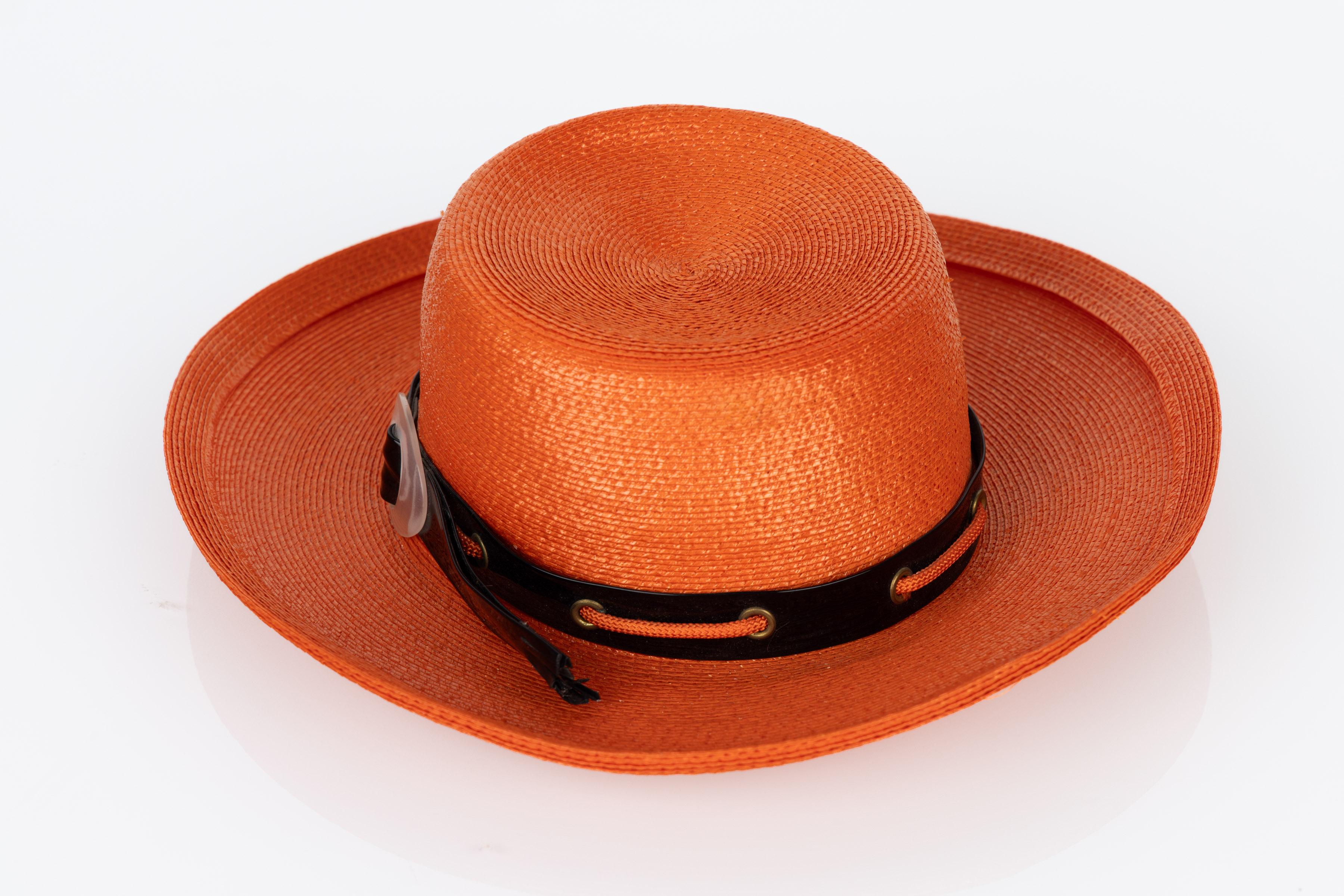Cappello Yves Saint Laurent in paglia arancione con finiture in lucite, anni '70 In condizioni ottime in vendita a Boca Raton, FL