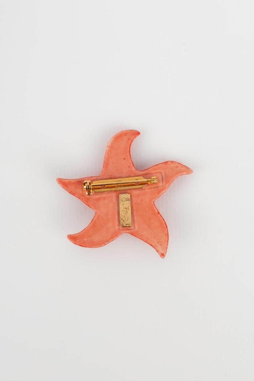 Yves Saint Laurent Orangey-Red Sea Star Resin Brooch In Good Condition For Sale In SAINT-OUEN-SUR-SEINE, FR