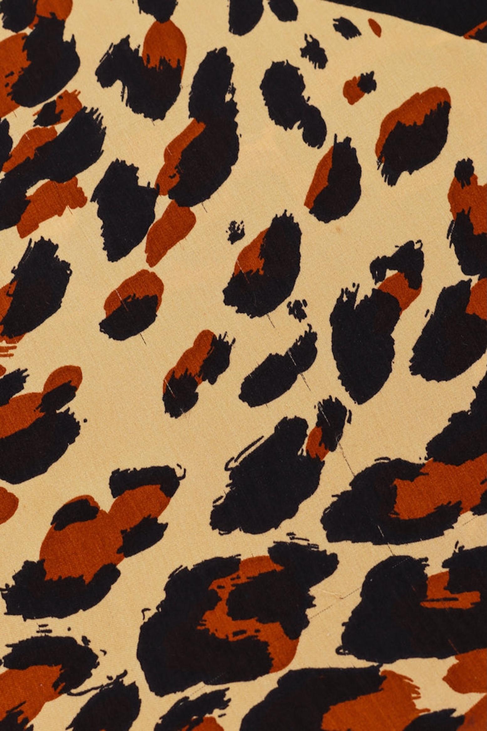 Yves Saint Laurent Oversized Prowl Of Leopards Shawl In Good Condition For Sale In Montreal, Quebec