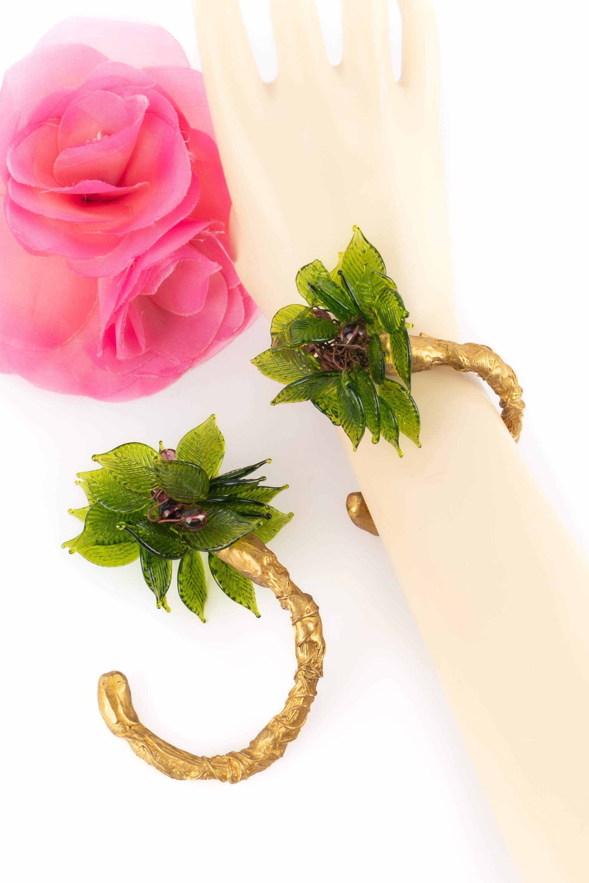 Yves SAINT LAURENT - (Fabriqué en France) Paire de bracelets 'Palmier' en bronze doré avec verre vert. Pièces uniques Yves Saint Laurent Haute Couture réalisées par la Maison Robert Goossens. Non signé.

Condit :
Très bon état.

Dimensions