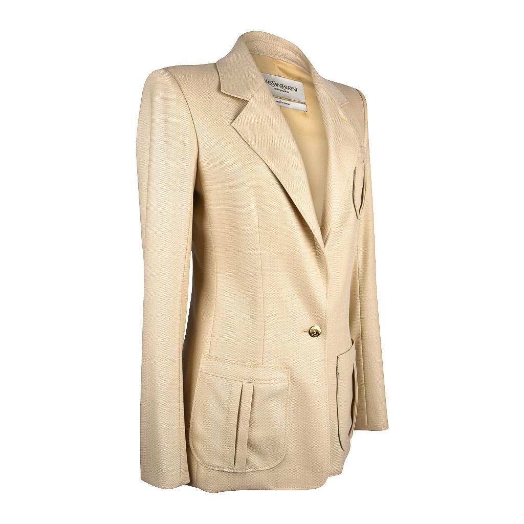 Yves Saint Laurent supple light weight Safari influenced jacket.
Softest butter wheat yellow with nude creates this fabulous on button single breast jacket.
Front patch pockets have 2 center pleats.
The rear has the pleat detail from the yoke to the