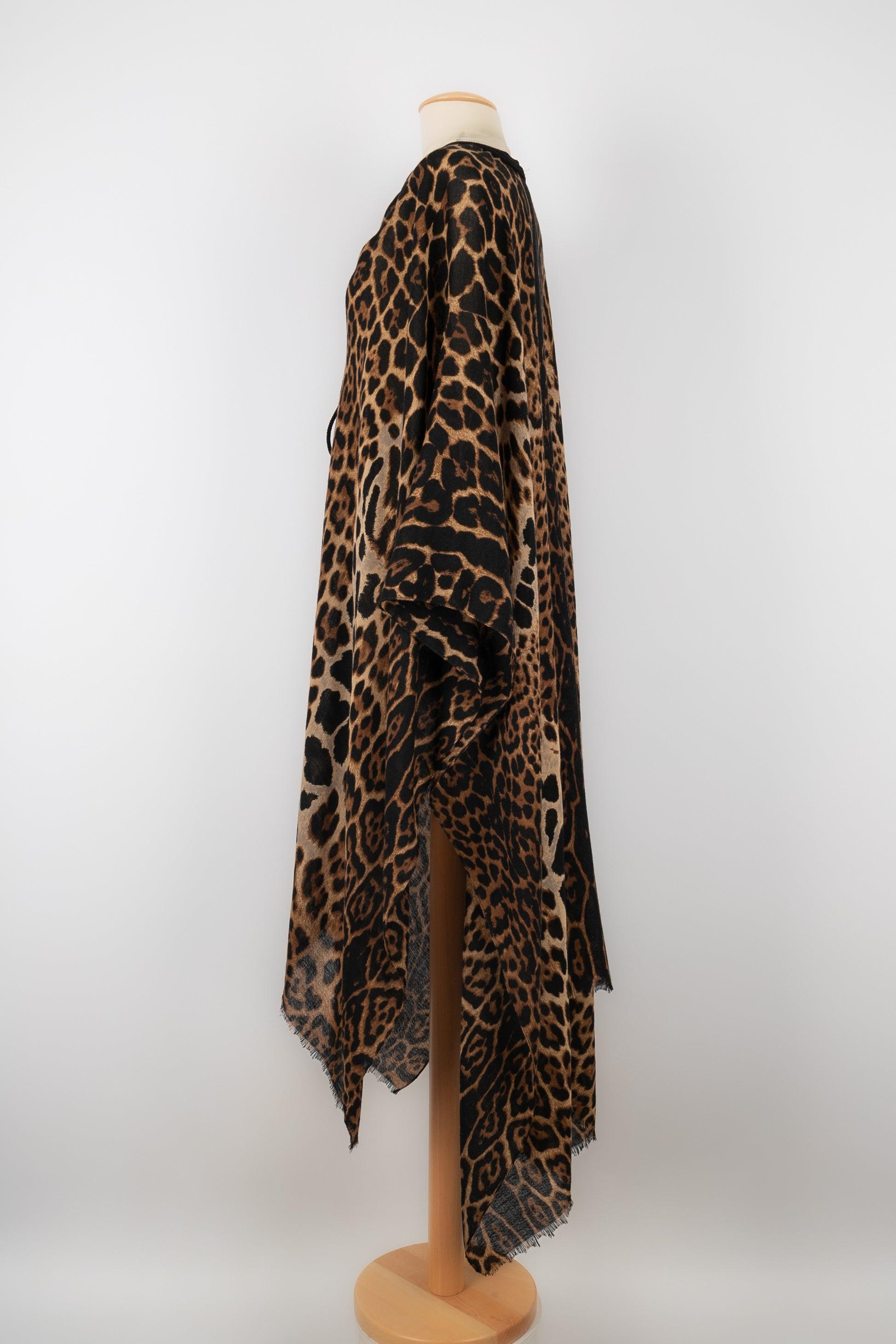 Yves Saint Laurent- Capa larga de estopilla con estampado de pantera. Sin etiqueta de talla ni composición, se ajusta a una 36FR/38FR/40FR.

Más información:
Estado: Muy buen estado
Dimensiones: Longitud: 150 cm

Referencia del vendedor: FV90