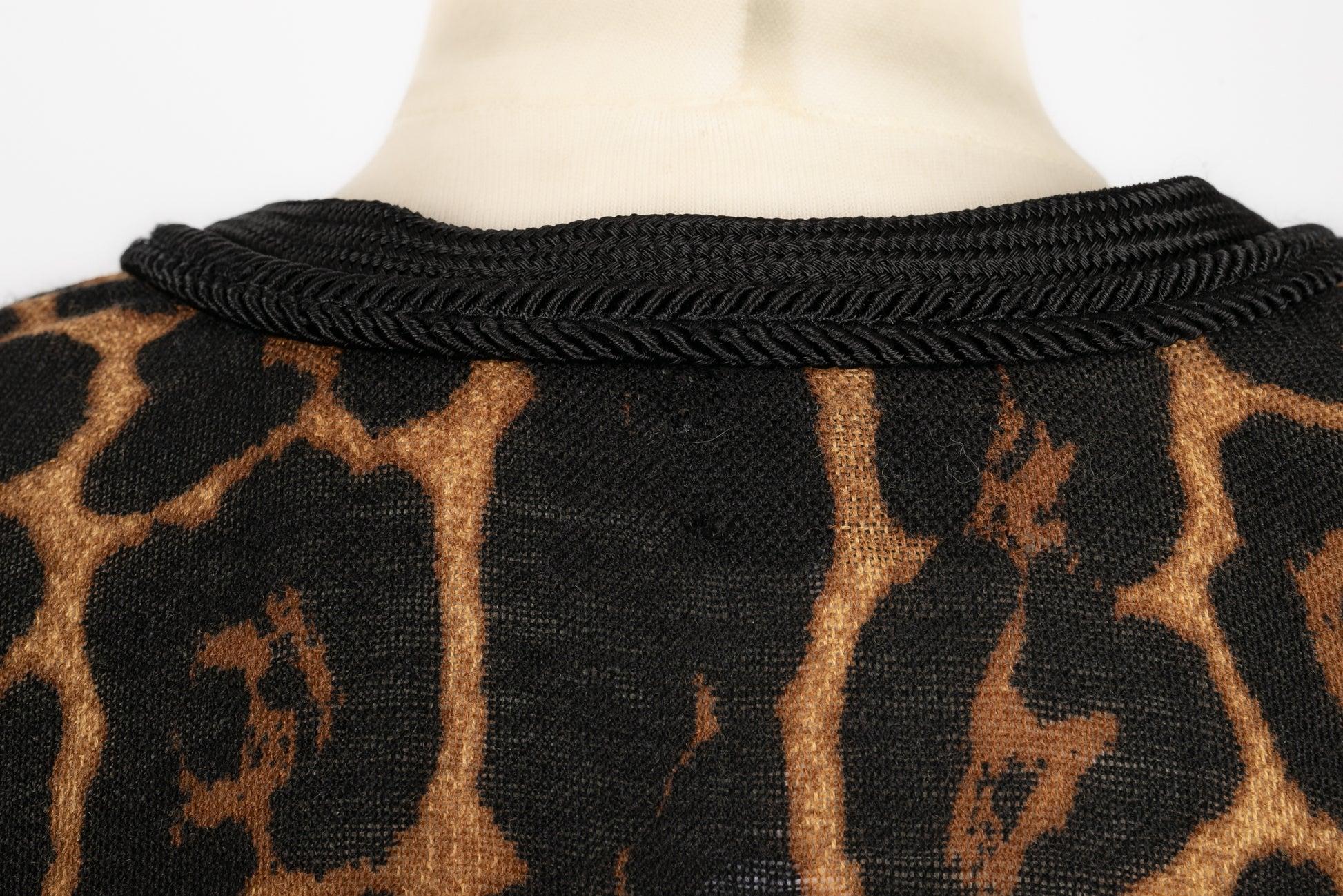 Capa de pantera Yves Saint Laurent con estampado de pantera 4