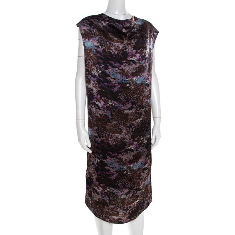 This beautiful Yves Saint Laurent dress will immediately transform you into a style diva. Apt for all seasons, this black printed piece will be your go-to outfit for all occasions. Tailored from blended fabric, it can be styled with a belt and