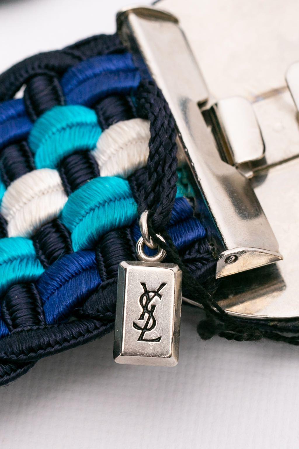YVES SAINT LAURENT - White and blue passementerie belt with a silver plated and passementerie buckle.

Condition:
Very good condition

Measurements:
Length: 71 cm (27.95