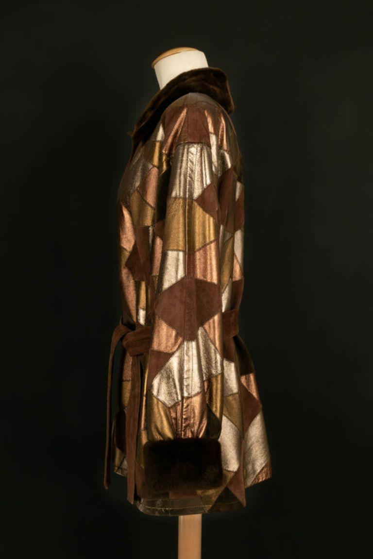 Yves Saint Laurent - Veste patchwork en cuir et fourrure. Pas de Label de composition ni de taille indiquée, il correspond à un 38FR/40FR.

Informations complémentaires : 
Dimensions : Largeur des épaules : 59 cm, Poitrine : 62 cm, Longueur des