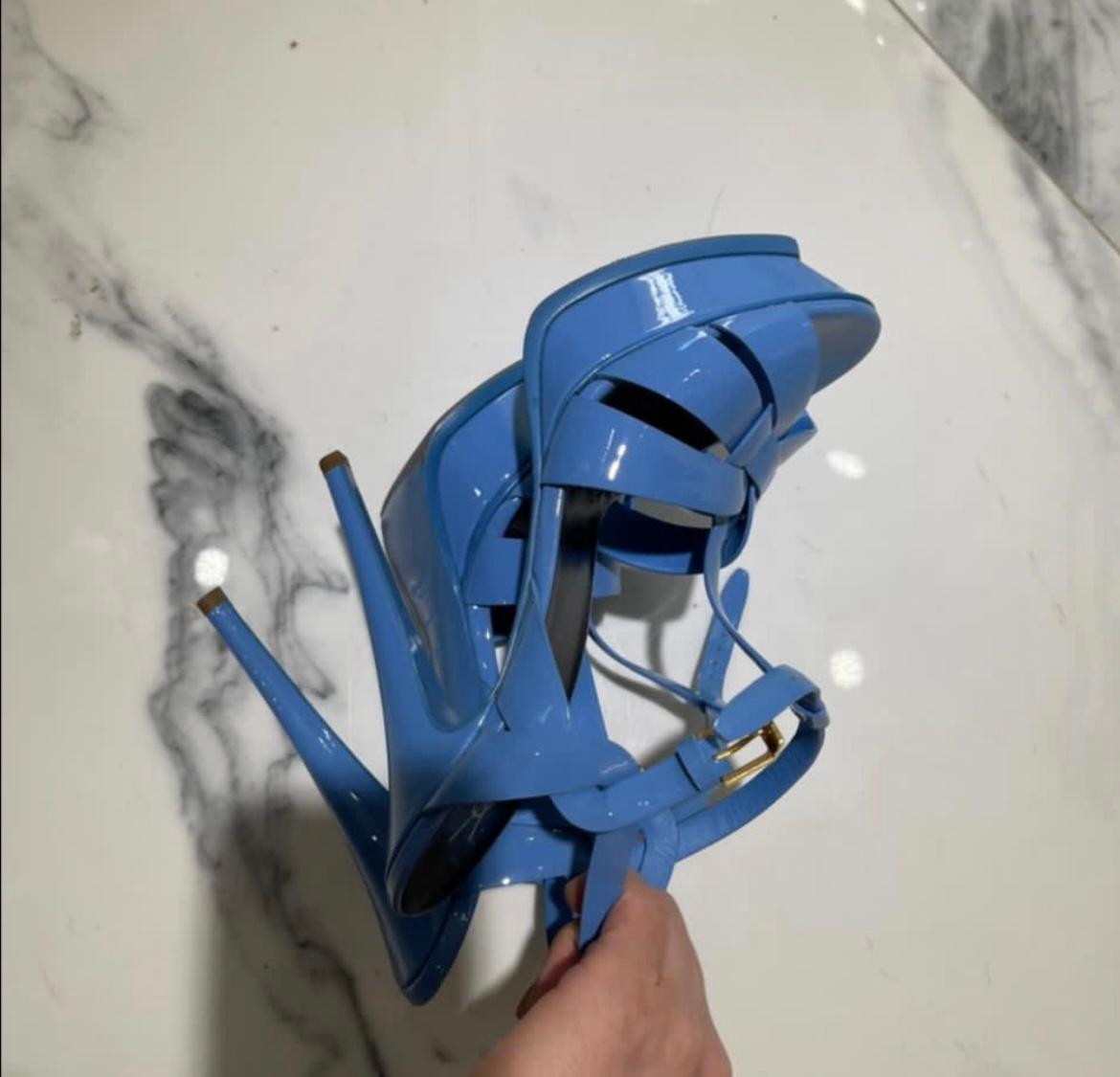 Yves Saint Laurent T-Riemensandalen aus Lackleder Blau im Angebot 6