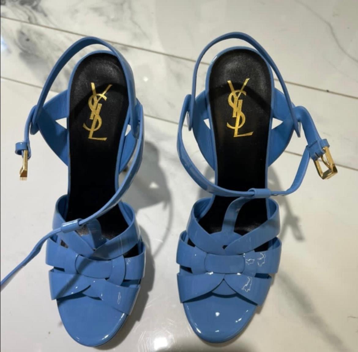 Yves Saint Laurent T-Riemensandalen aus Lackleder Blau im Angebot 7