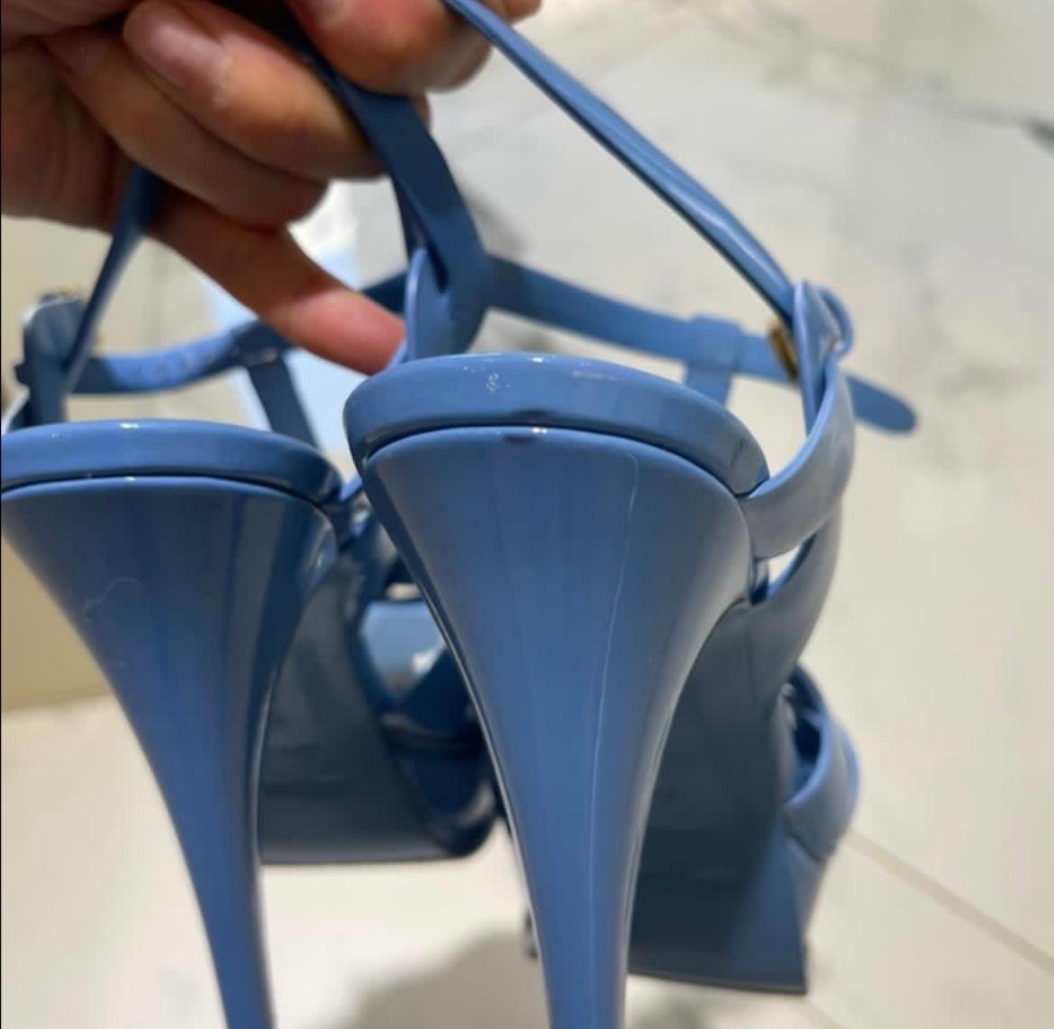 Yves Saint Laurent T-Riemensandalen aus Lackleder Blau im Zustand „Hervorragend“ im Angebot in New York, NY