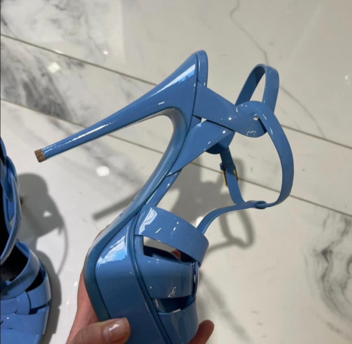 Yves Saint Laurent T-Riemensandalen aus Lackleder Blau für Damen oder Herren im Angebot