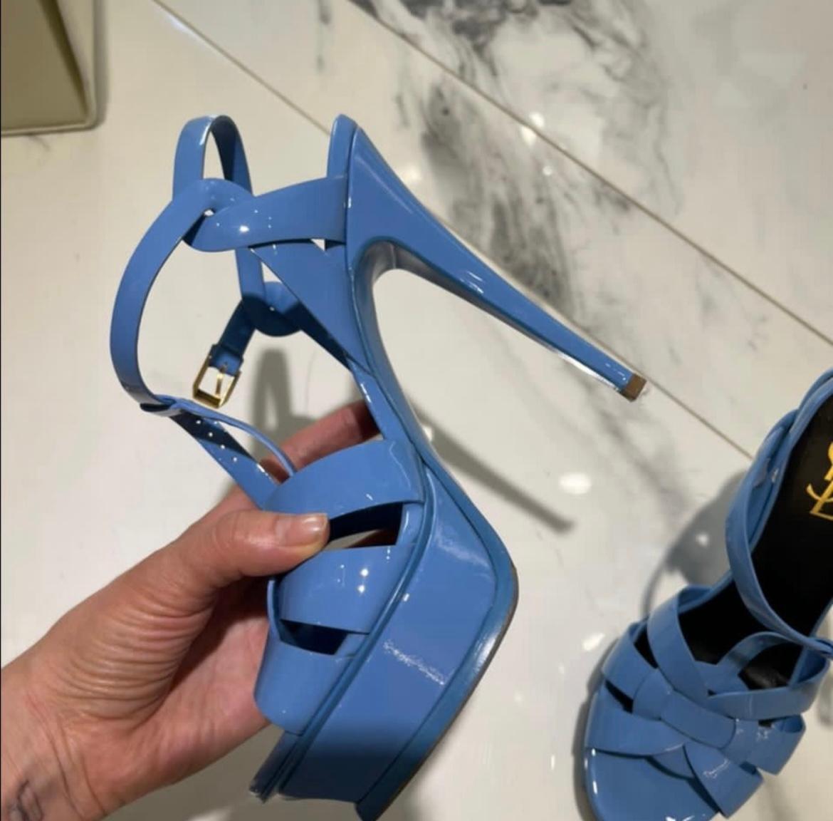Yves Saint Laurent T-Riemensandalen aus Lackleder Blau im Angebot 1