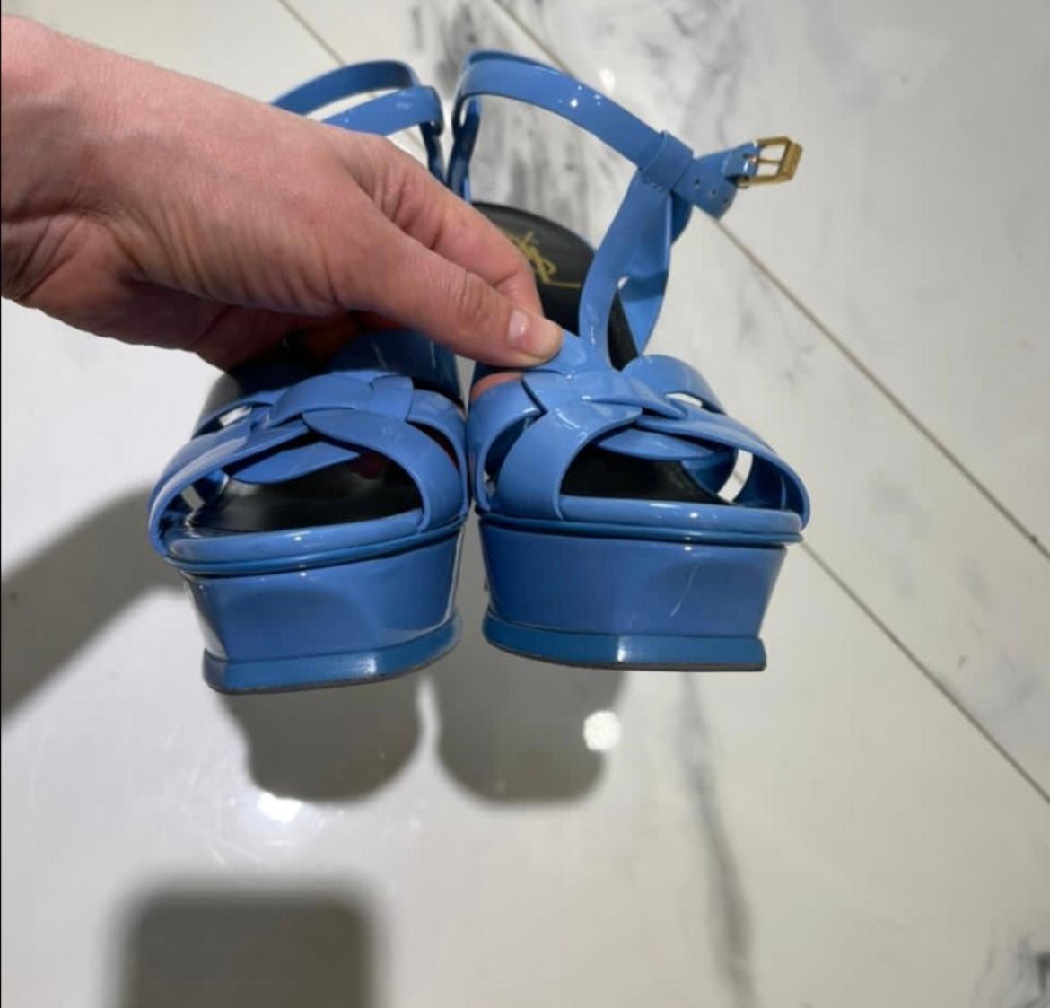 Yves Saint Laurent T-Riemensandalen aus Lackleder Blau im Angebot 2