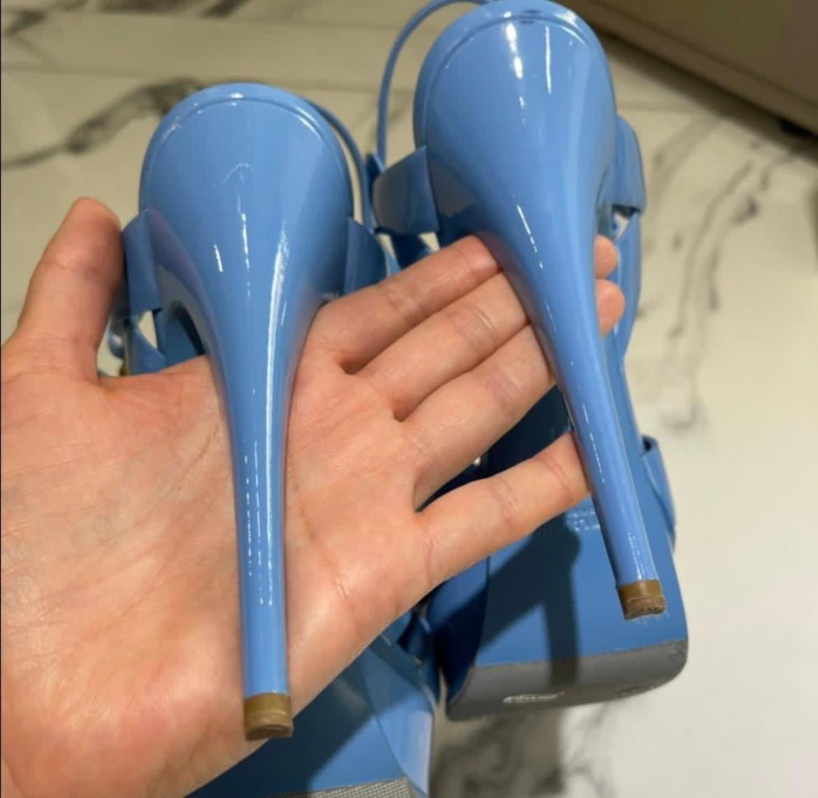 Yves Saint Laurent T-Riemensandalen aus Lackleder Blau im Angebot 3