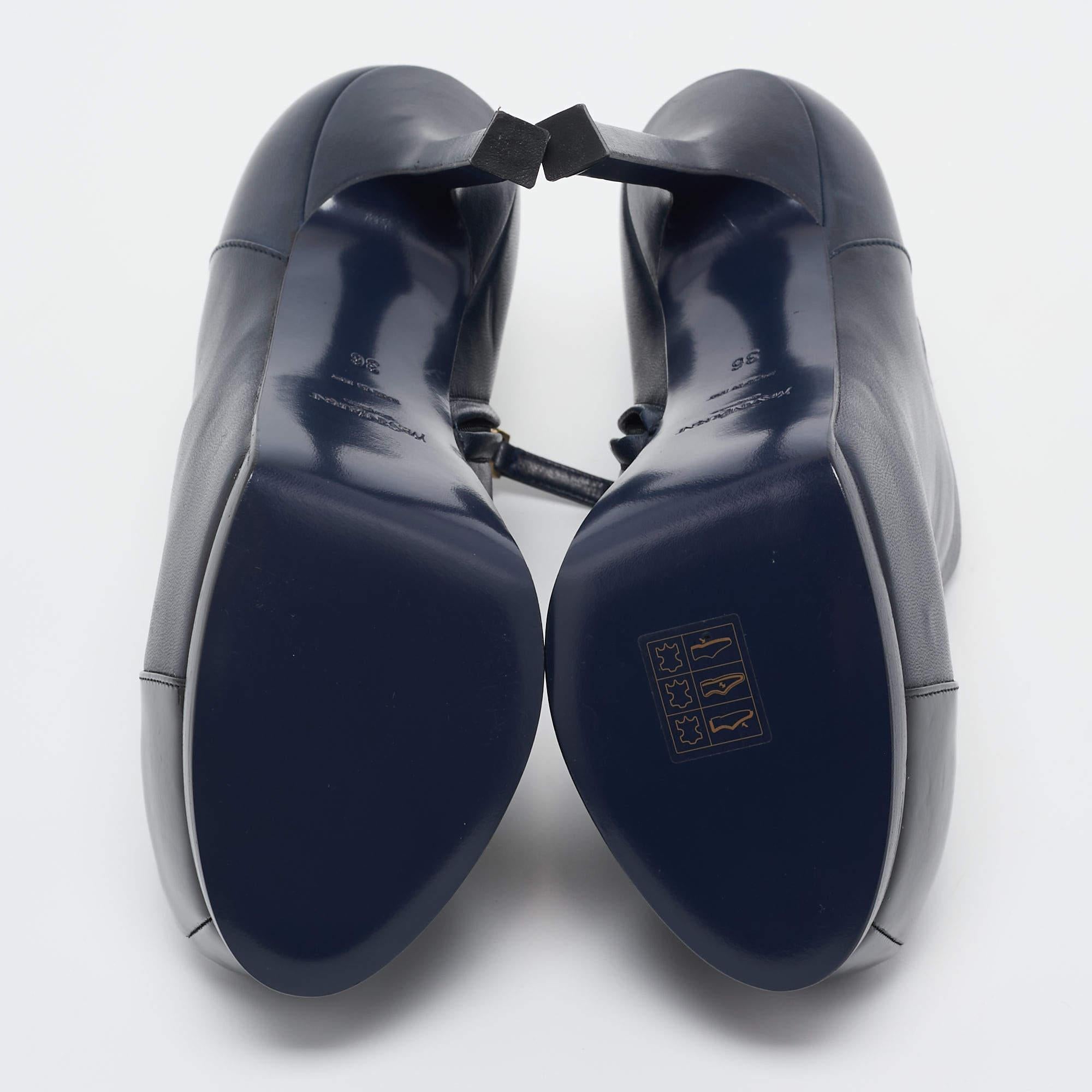 Diese YSL-Stiefel wurden sorgfältig in einer eleganten Silhouette entworfen und sind ein echter Hingucker. Sie verfügen über bequeme Einlegesohlen und strapazierfähige Laufsohlen für eine lange Lebensdauer. Diese Stiefel sind einfach umwerfend, und