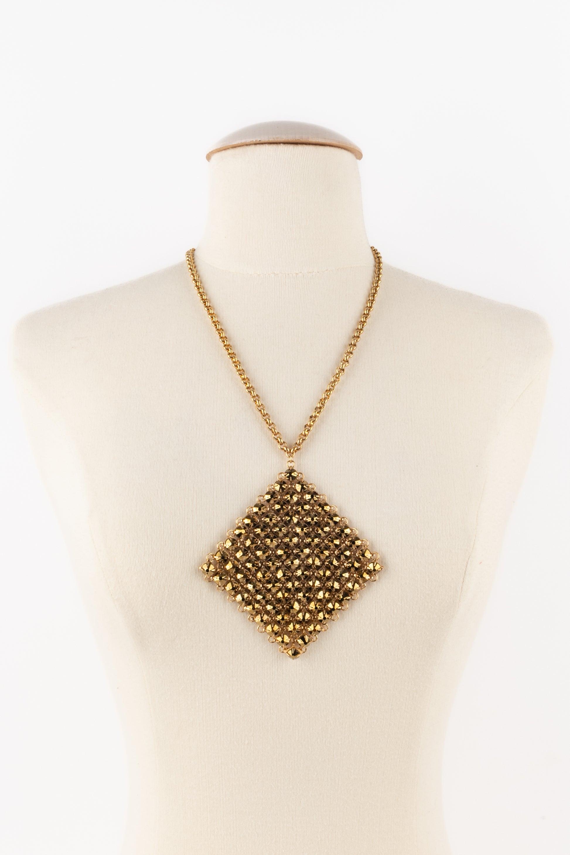 Yves Saint Laurent - Collier en métal doré avec un pendentif articulé orné de strass. Bijoux des années 2010.

Informations complémentaires :
Condit : Très bon état.
Dimensions : Longueur : 52 cm
Période : 21ème siècle

Référence du vendeur : BC242