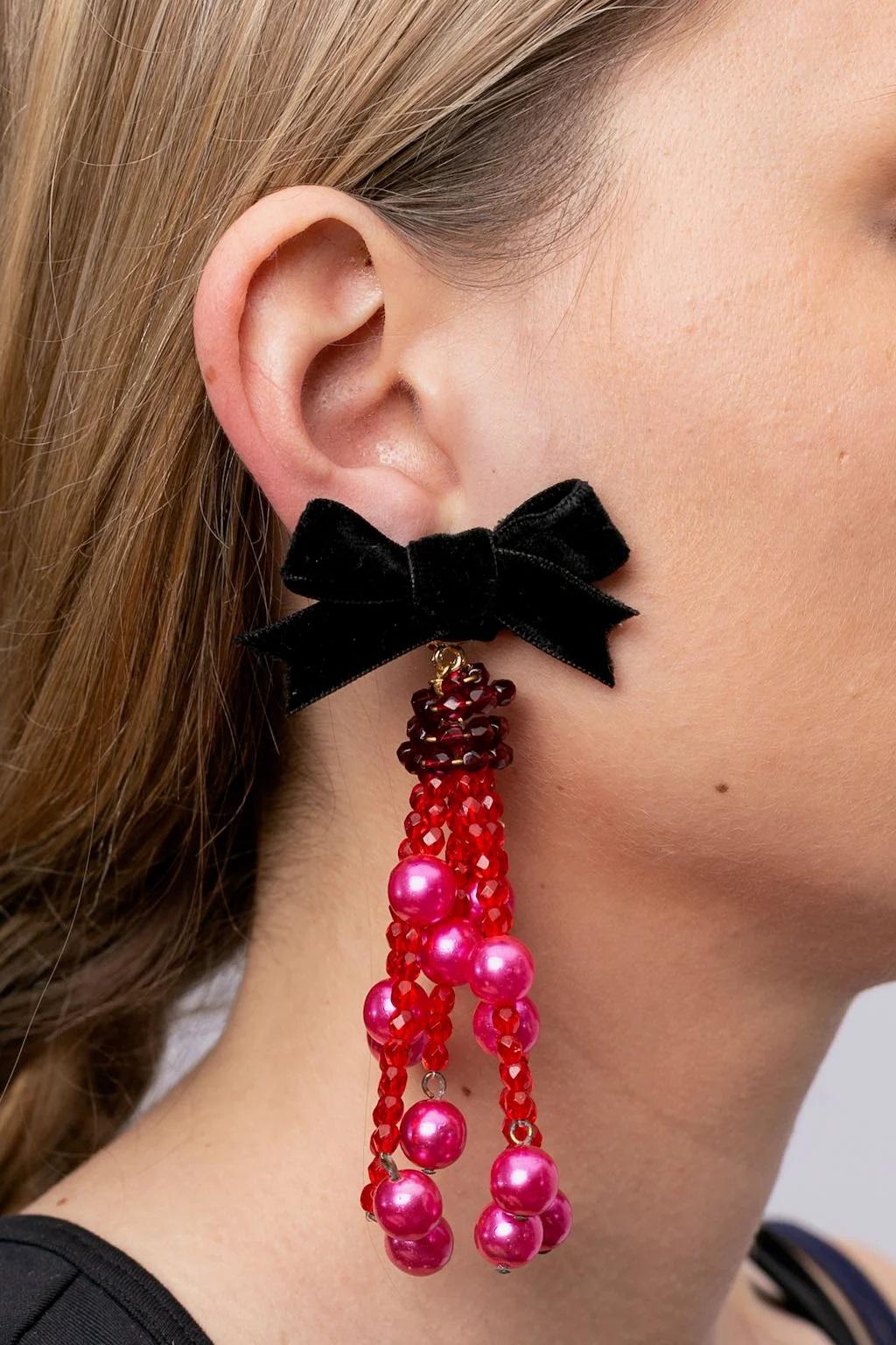Yves Saint Laurent - (Made in France) Clip-Ohrringe aus Samtband und rosa Perlen.

Zusätzliche Informationen:
Abmessungen: 11 L cm (4.33