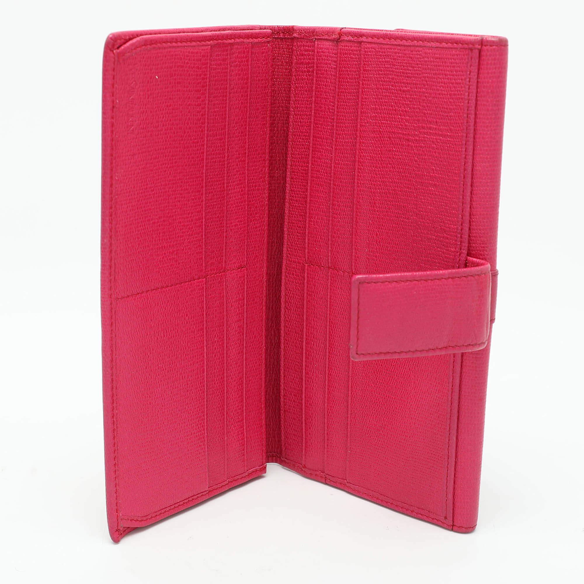 Questo portafoglio di classe di Yves Saint Laurent è di uno splendido colore rosa con logo Y in oro. È perfettamente realizzato per trasportare in modo ordinato le tue carte e i tuoi contanti.