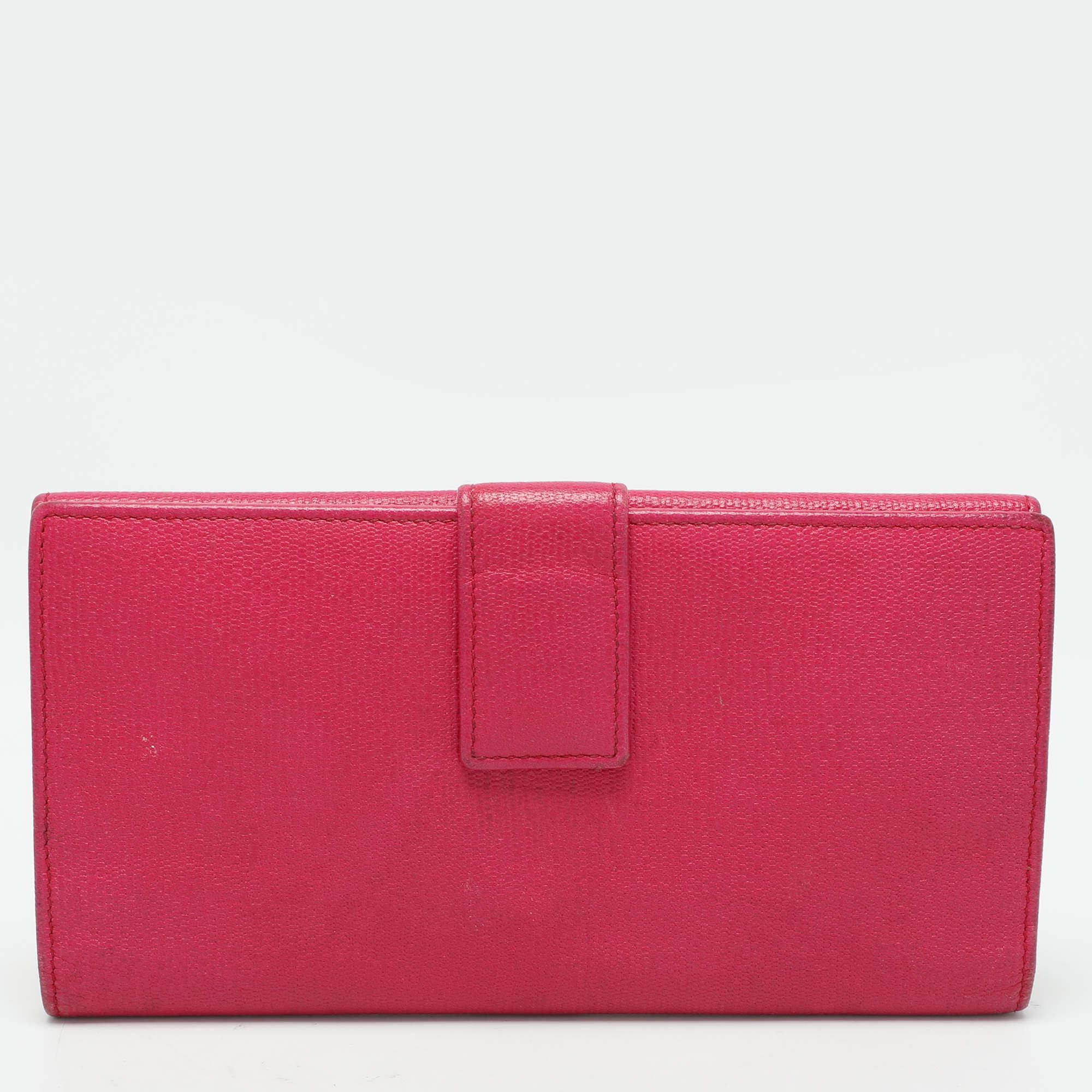 Portafoglio con patta Yves Saint Laurent in pelle rosa In condizioni buone in vendita a Dubai, Al Qouz 2