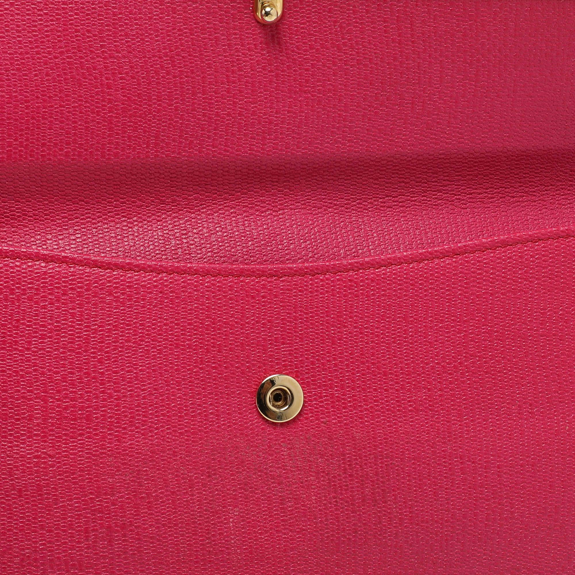 Portafoglio con patta Yves Saint Laurent in pelle rosa in vendita 1
