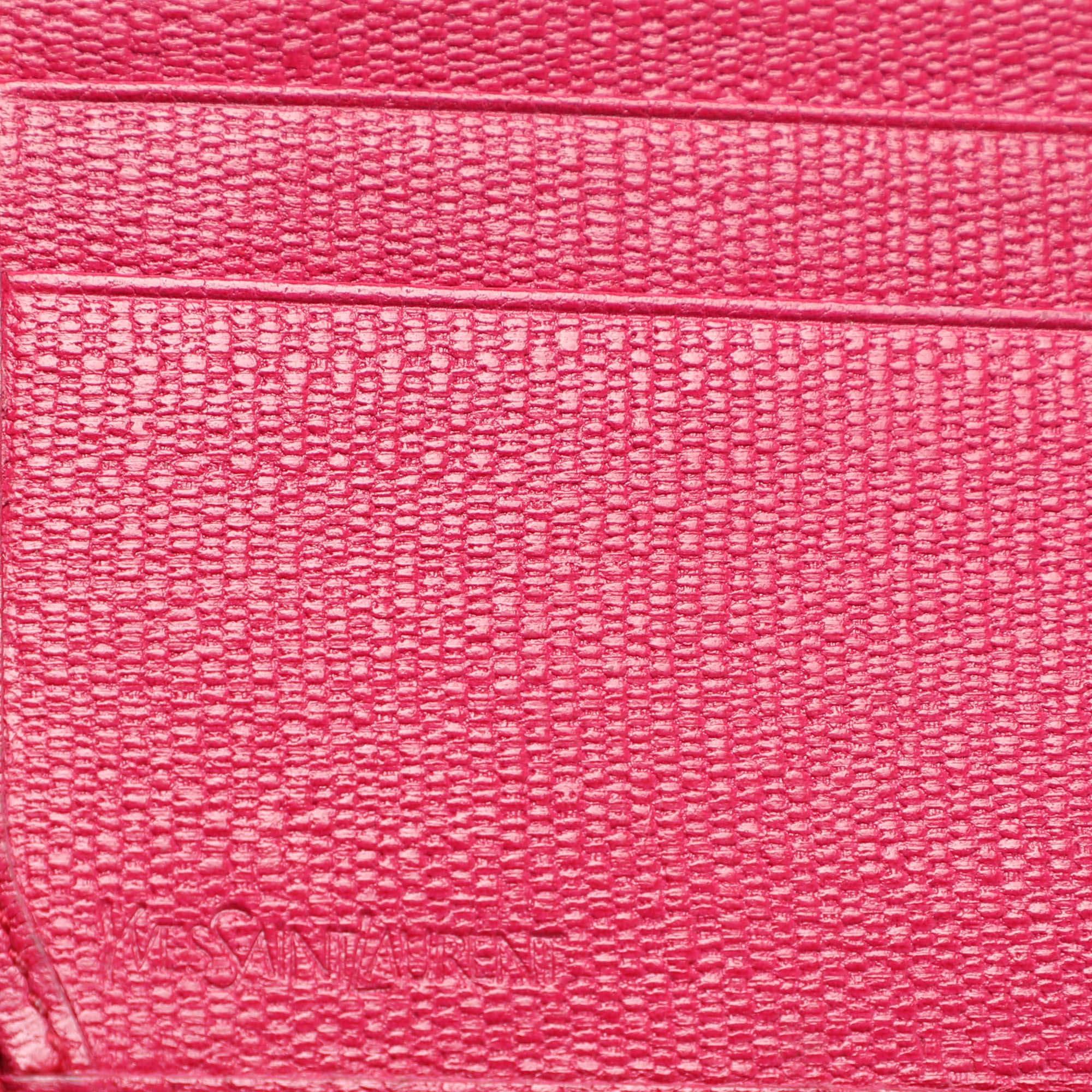 Portafoglio con patta Yves Saint Laurent in pelle rosa in vendita 3