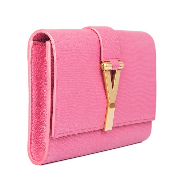 Yves Saint Laurent 'Y' clutch in rose textured leather. Closes with a magnetic-snap under the flap. Lined in pink satin with an open pocket against the back. Has been carried and is in excellent condition.

Height 13cm (5.1in)
Width 24.5cm