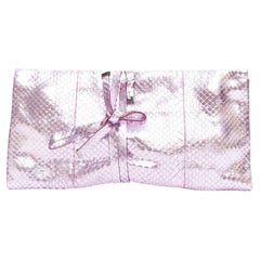Bolso de mano envolvente YVES SAINT LAURENT de piel escamada metalizada rosa
