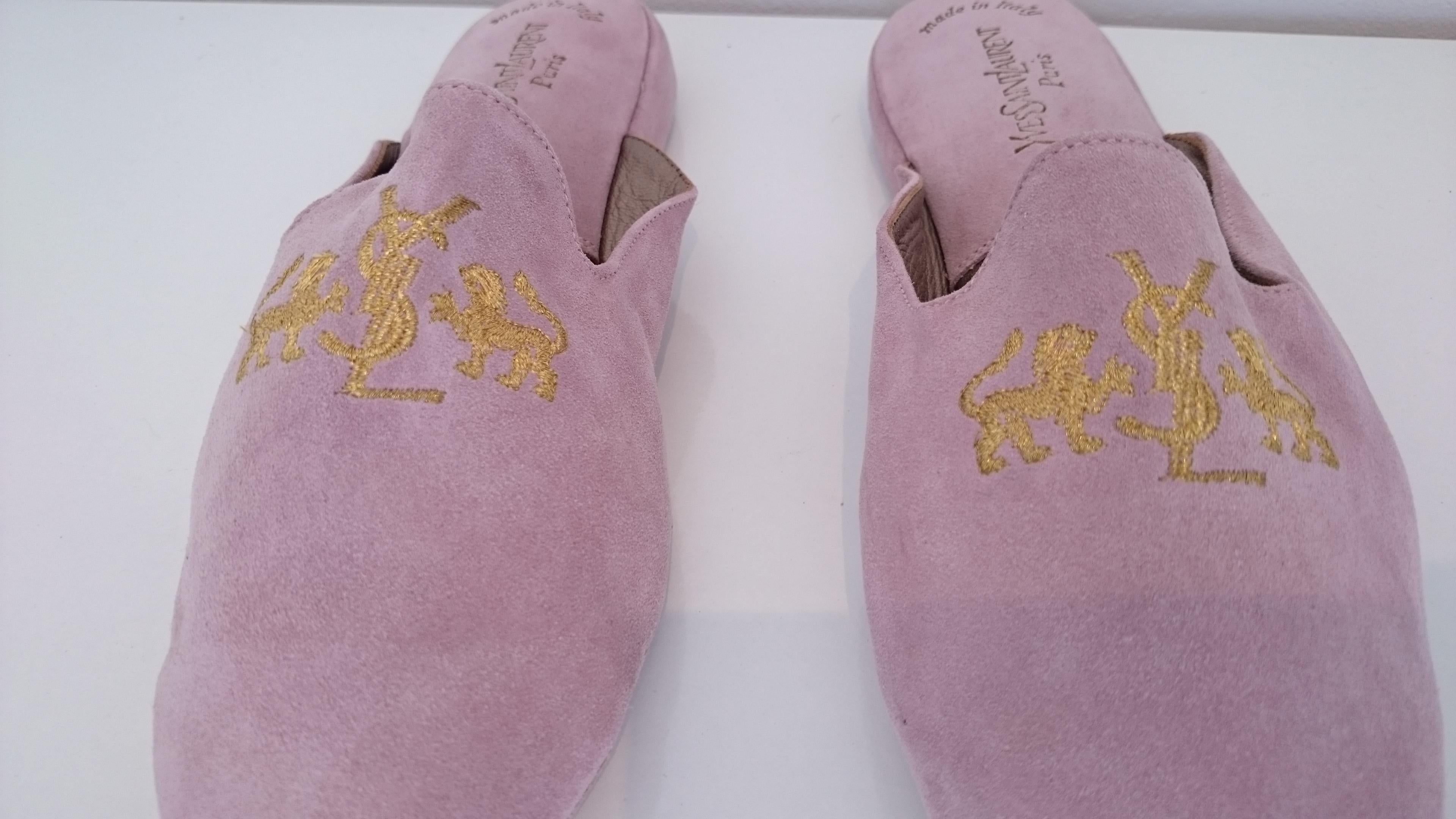 Yves Saint Laurent Pink Suede Slippers for Home. NEW. Size 10 1/2  (Grau) im Angebot