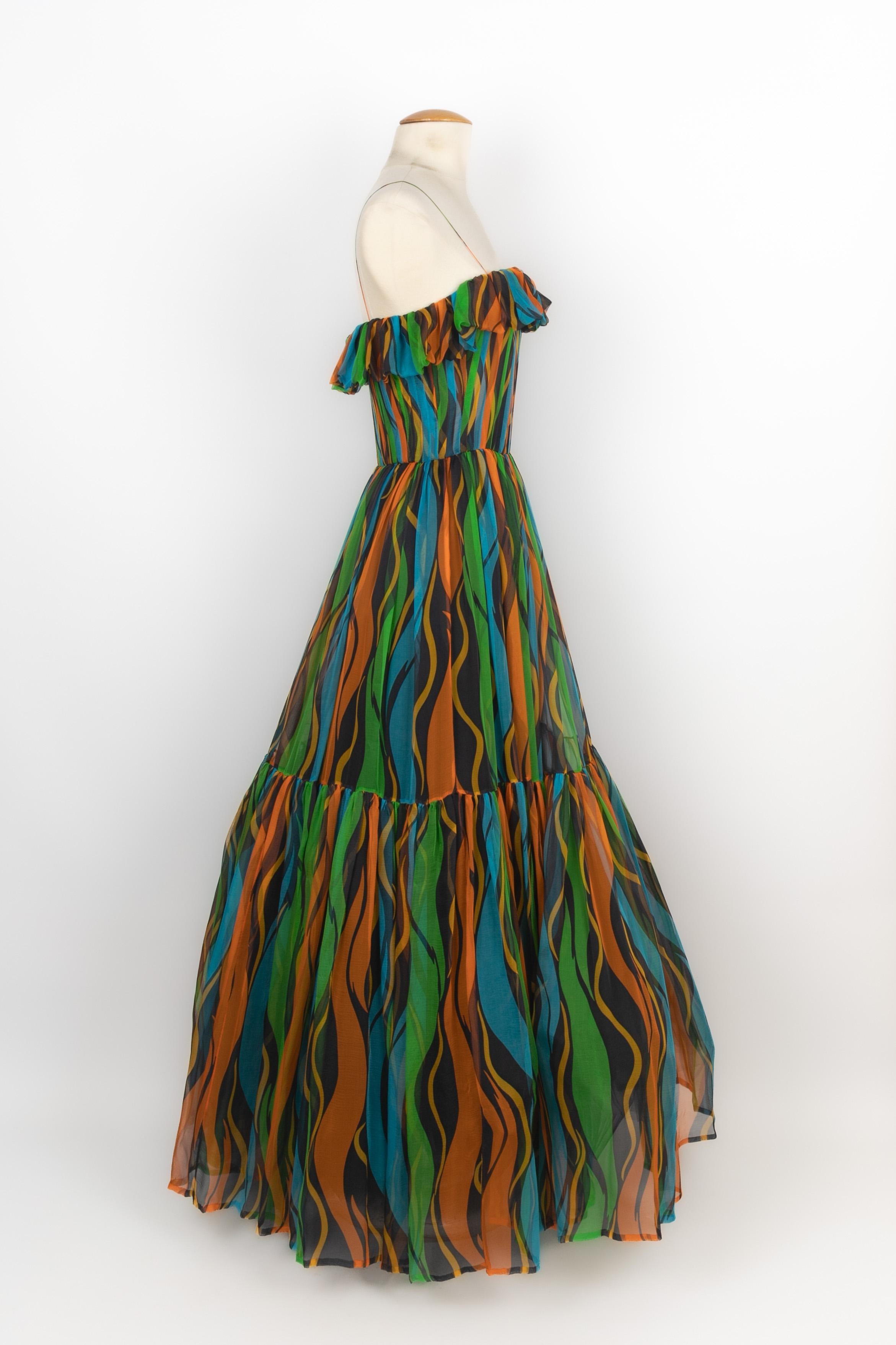 YVES SAINT LAURENT - (Made in France) Pleated silk dress in green, orange, and blue tones. Missing size and composition labels, it fits a 36FR. 1980 Spring-Summer Haute Couture Collection.

Condition:
Very good condition

Dimensions:
Chest: 40 cm -