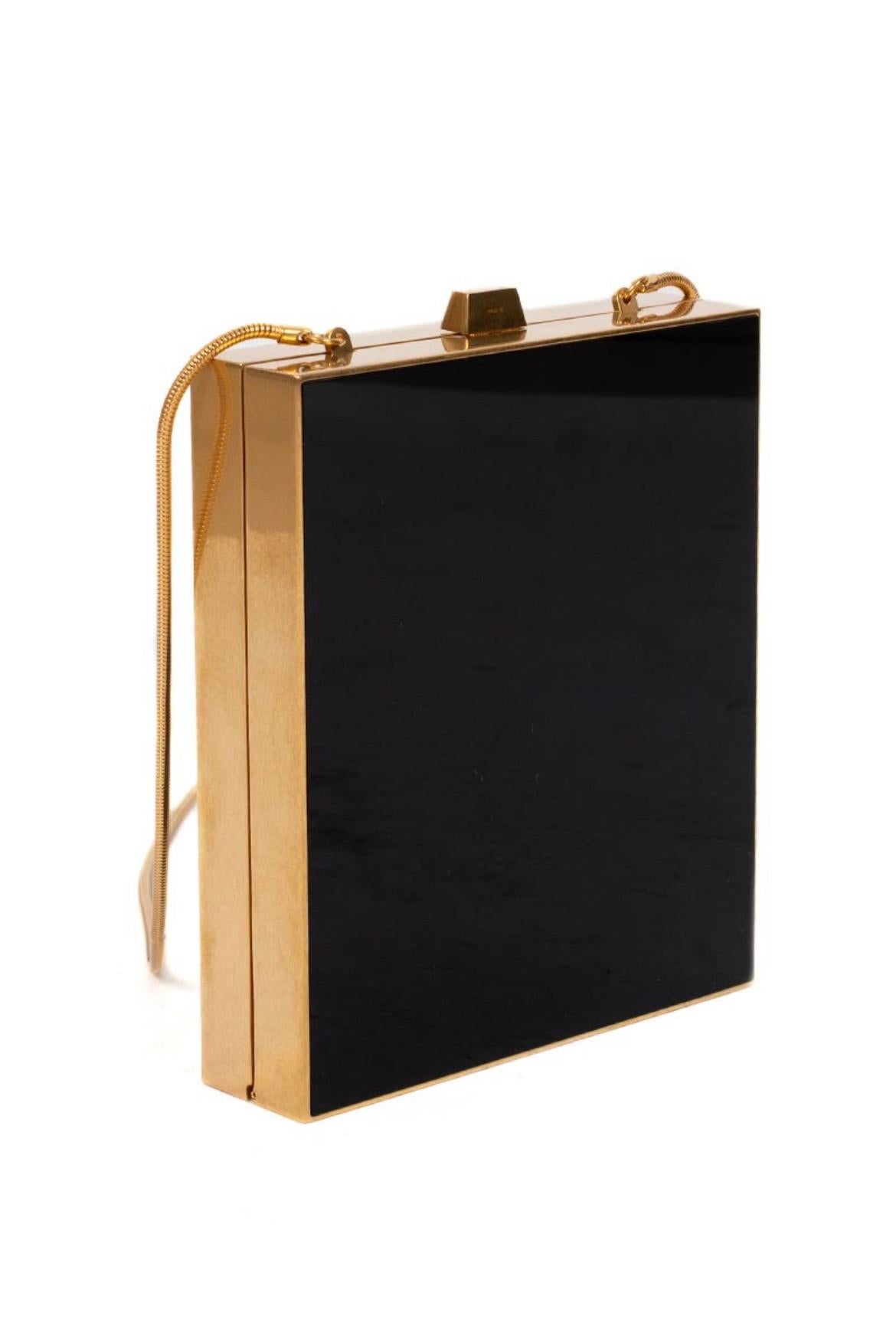 Borsa limited edition  Miniadure Tuxedo in plexiglass nero con hardware color oro. Condizioni: mai usata, spedita con dust bag e carte di autenticità.

Misure: larghezza 13.5 Cm X altezzan15.5 Cm X profindità 3.5 Cm X (Drop) 53.5 cm