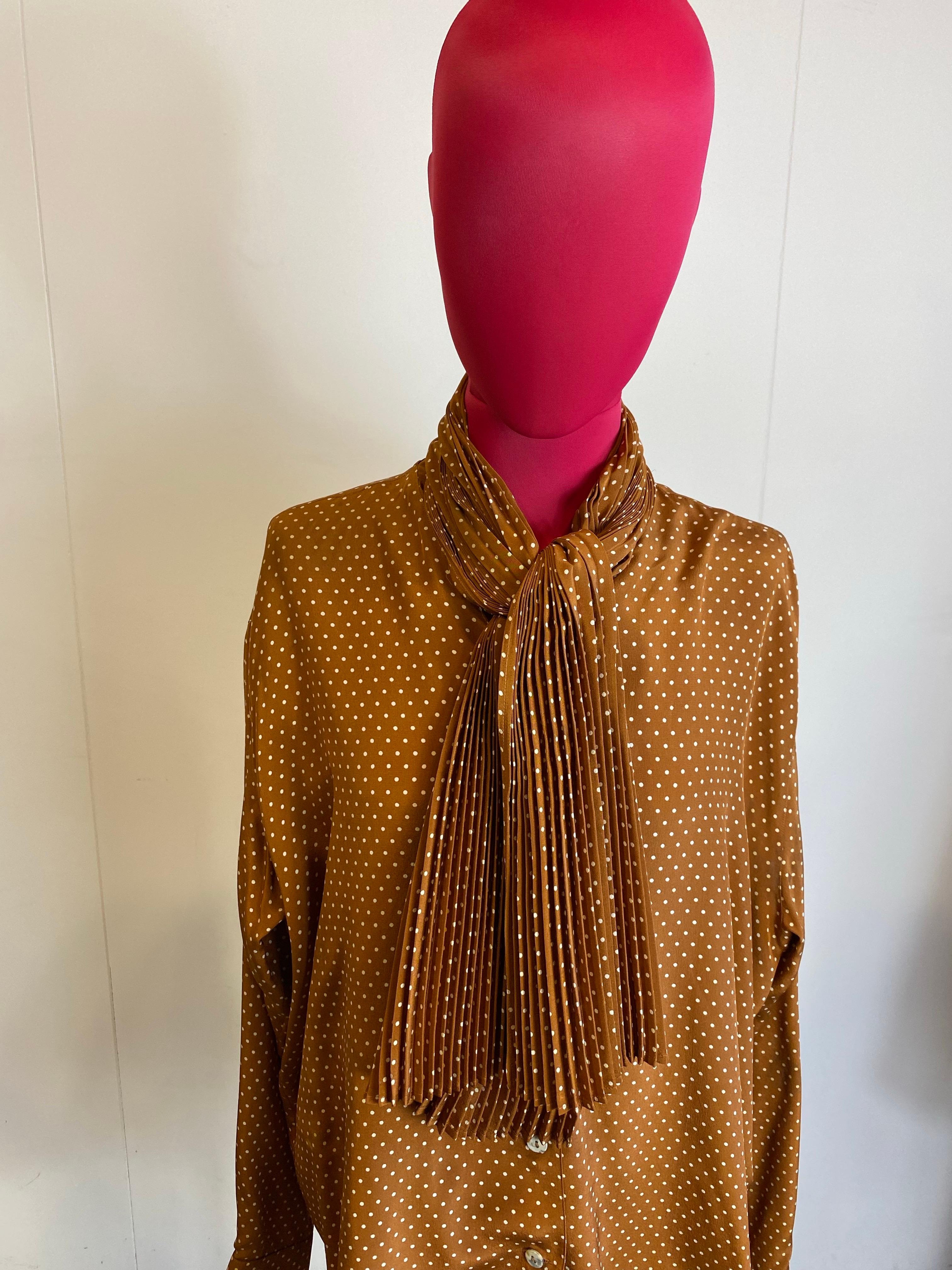 Chemise Yves Saint Laurent Variation.
Composition du Label et taille manquante.
Nous pensons qu'il s'agit de soie et qu'il convient à un A&M international.
Épaules 54 cm
Buste 66 cm
Longueur 68 cm
bon état général, petites taches sur les épaules