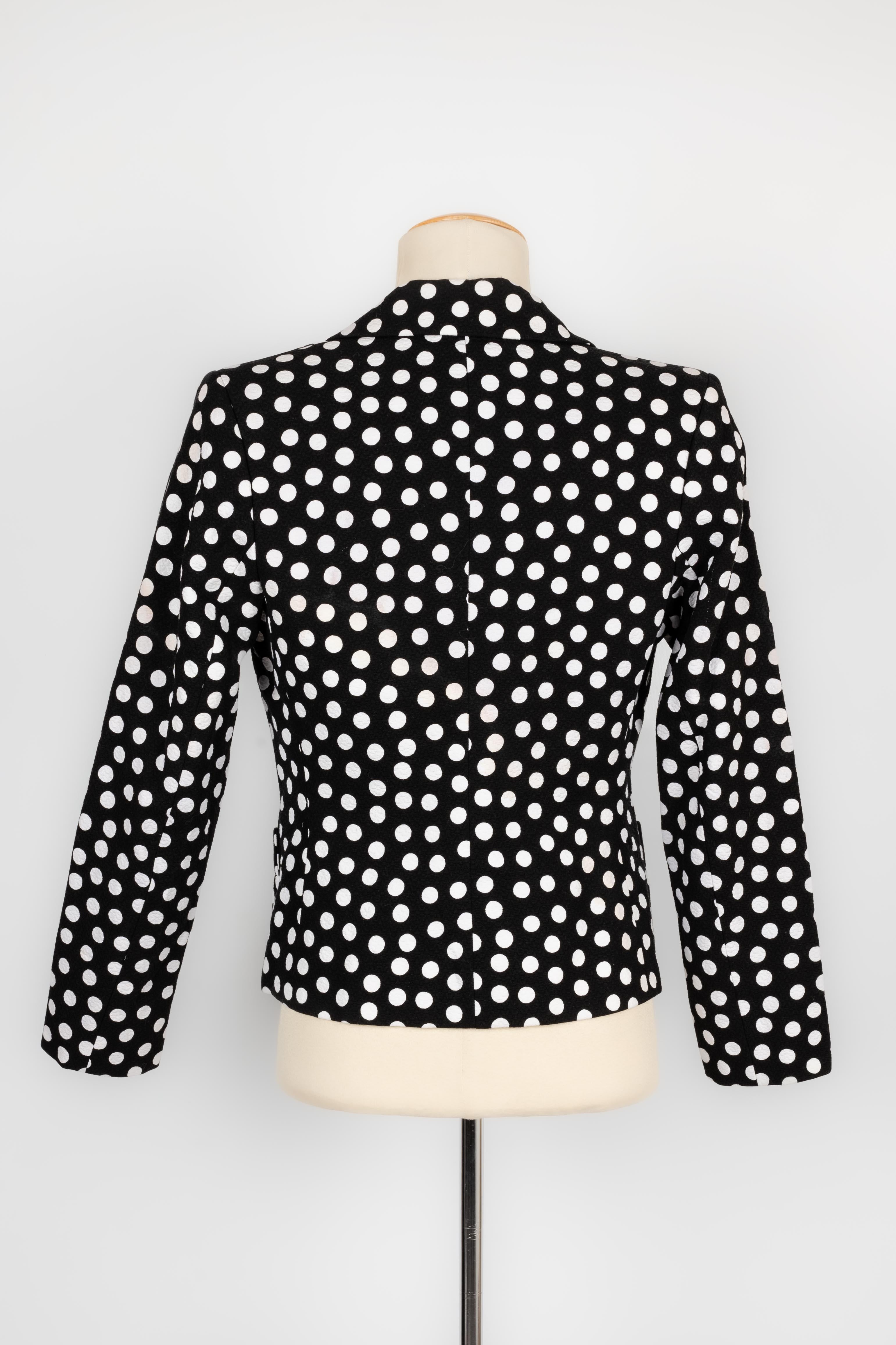 YVES SAINT LAURENT - (Made in France) Black and white jacket in cotton. Size 38FR.

Condition:
Very good condition

Dimensions:
Shoulder width: 41 cm - Sleeve length: 54 cm - Length: 57 cm

FV150


With her expertise in vintage fashion, Isabelle