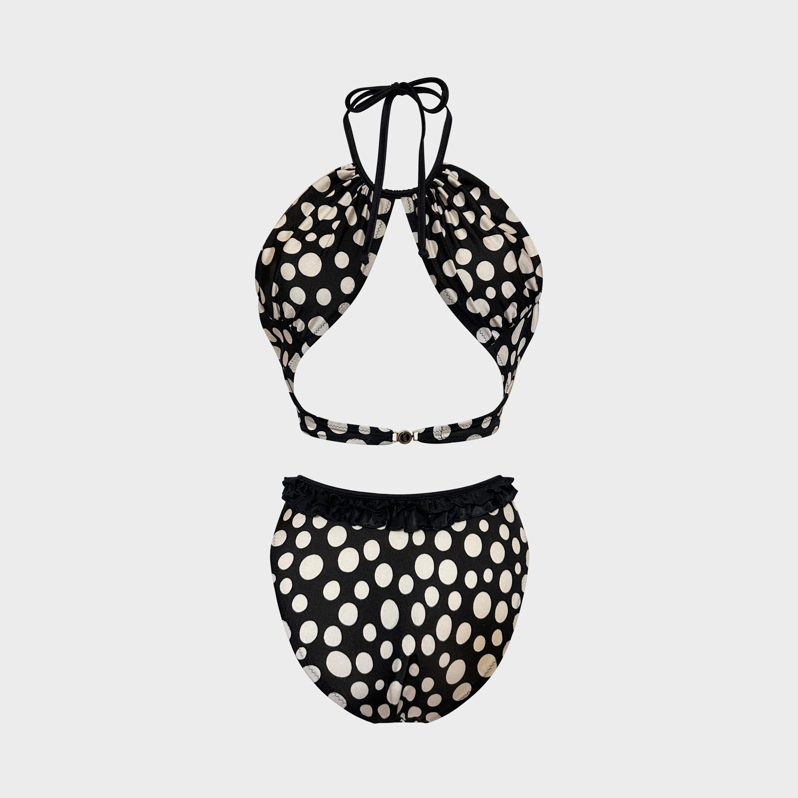 Questo costume da bagno a due pezzi di Yves Saint Laurent, risalente al 1990 circa, incarna la raffinatezza romantica e il fascino giocoso caratteristici delle creazioni della casa fondata dal suo omonimo fondatore. Realizzato in Francia in morbido