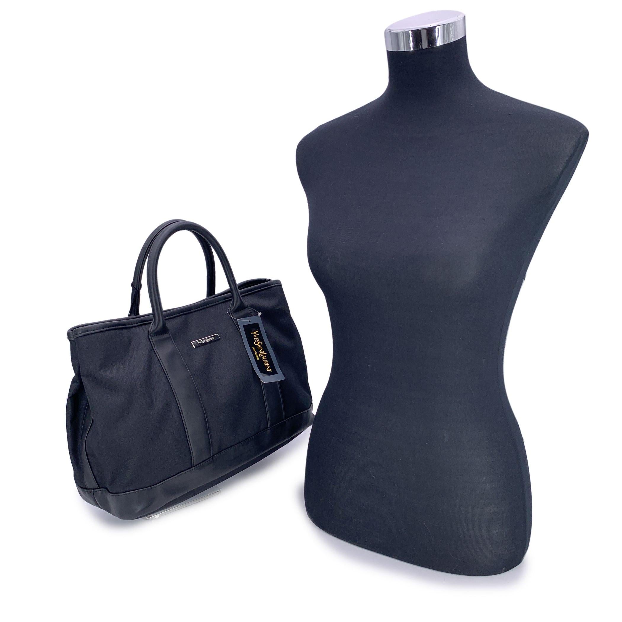 Sobrio, refinado e innegablemente raro, este bolso tote Vintage Yves Saint Laurent Pour Homme captura la tranquila confianza de la línea masculina de YSL en una forma que sigue pareciendo moderna sin esfuerzo. Fabricado en resistente lona de nailon