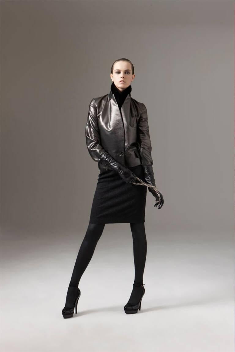 Yves Saint Laurent blazer
Pre-fall 2009 collection
Dark silver wool blend
Lined

Marked size 40 FR
Measurements:
shoulders 40.5 cm - 16 in
bust 96.5 cm - 38 in
waist 94 cm - 37 in
hips 101.5 cm - 40 in
length 58.5 cm - 23 in

Great conditions