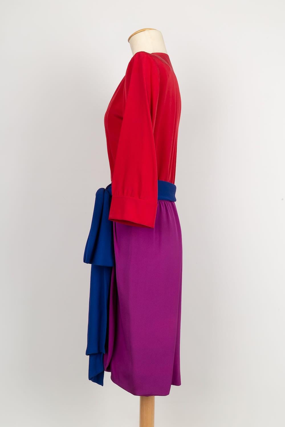 Yves Saint Laurent -(Made in France) Purple and red silk Haute Couture dress with a blue silk belt. No size indicated, it corresponds to a 36 FR. Haute Couture Spring/Summer 1985 fashion show.

Additional information: 

Dimensions: 
Shoulder width: