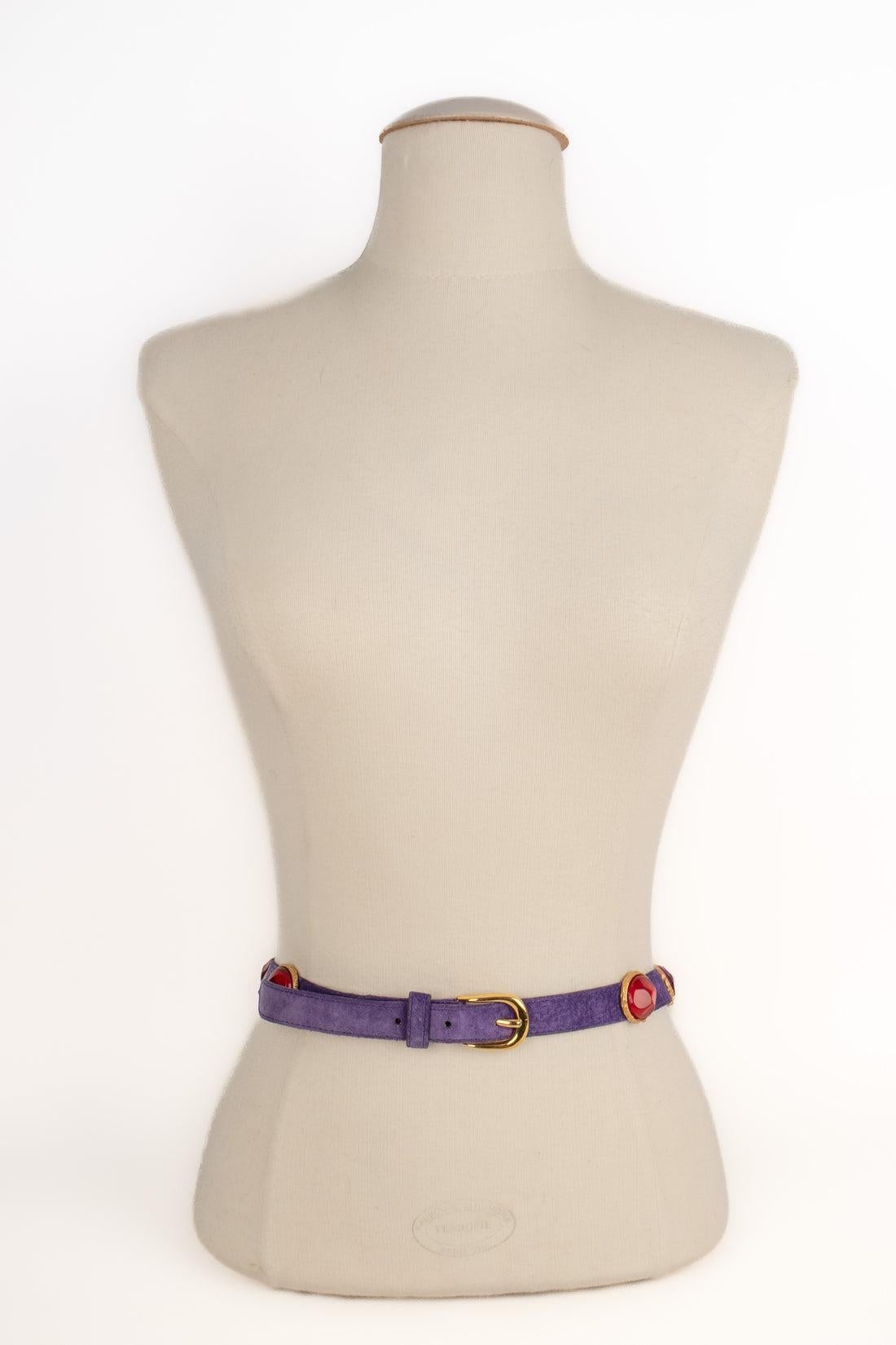 YVES SAINT LAURENT - (Made in France) Purple inside-out belt with golden metal and resin cabochons in red, pink, and purple tones.

Additional information:
Condition: Very good condition
Dimensions: Length: from 68 cm to 73 cm

SKU:ACC114