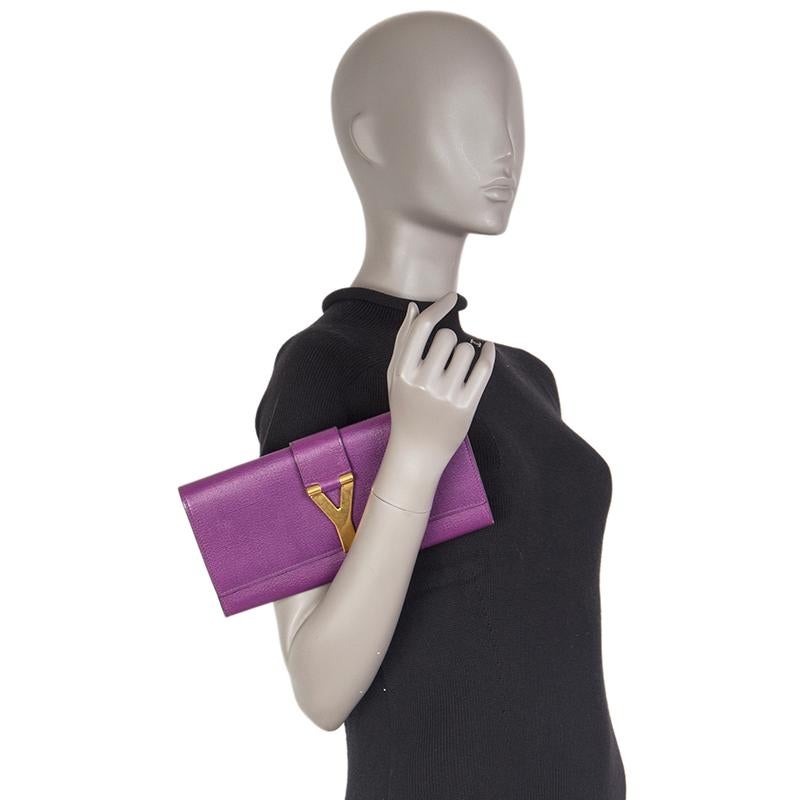 YVES SAINT LAURENT purple leather Y Clutch Bag In Excellent Condition In Zürich, CH