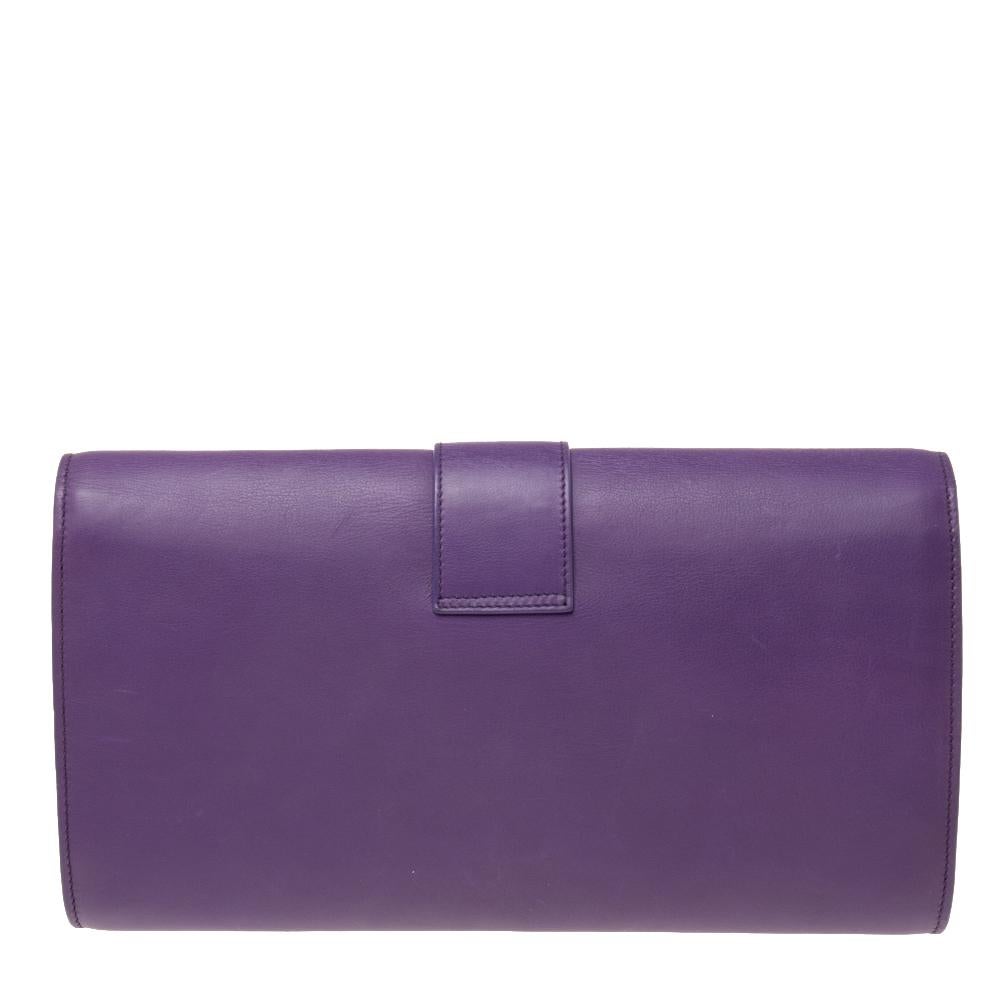 This Y-Ligne clutch from Yves Saint Laurent is a splendid creation that you must own. It has been wonderfully crafted from leather with a gold-toned 'Y' accent decorating the front. It comes equipped with a frontal flap that reveals a suede-lined