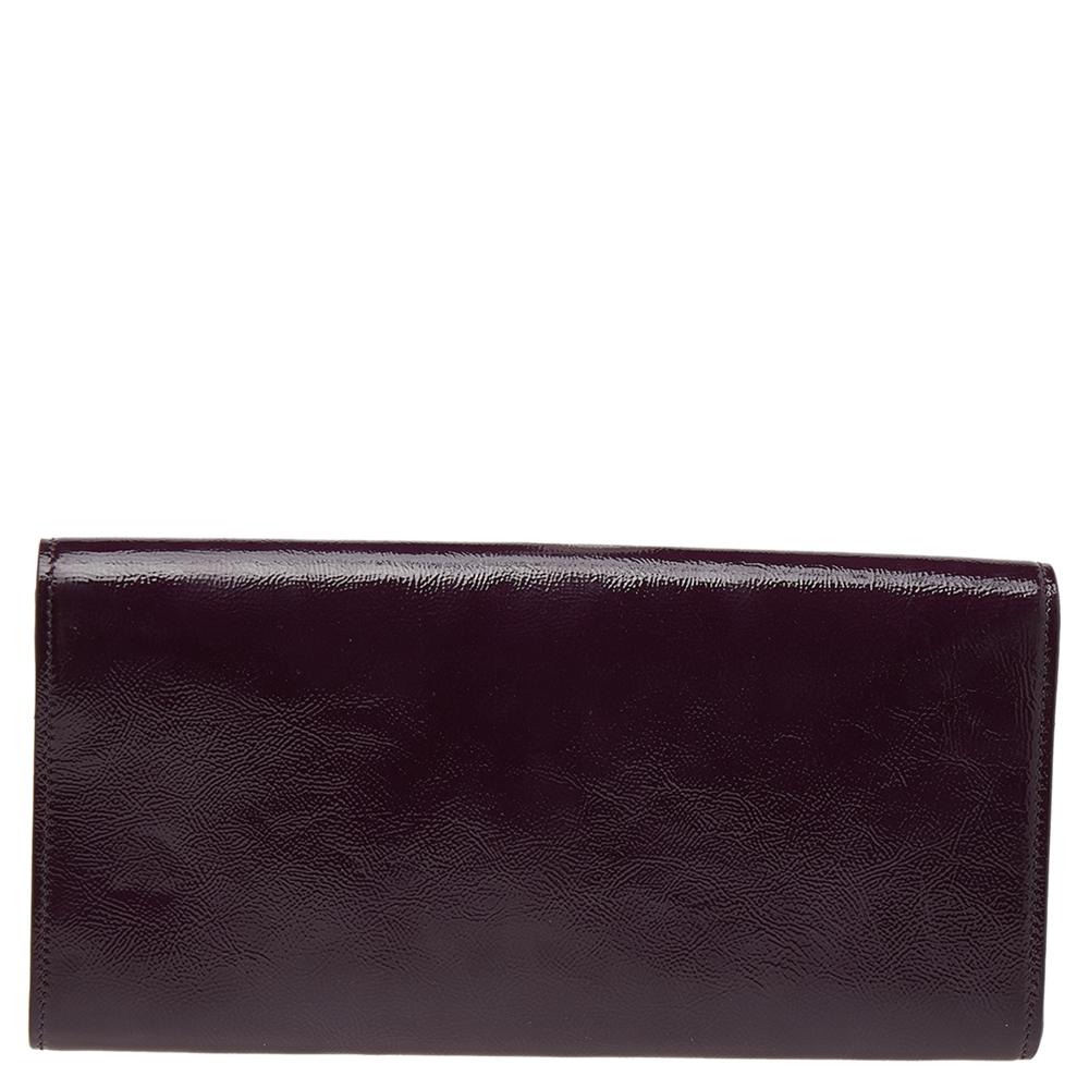 The Belle De Jour clutch by Yves Saint Laurent is an exceptionally well-made creation. It encompasses a design that is simple yet sophisticated and which embodies class in a modern way. Meticulously crafted from purple patent leather, this clutch