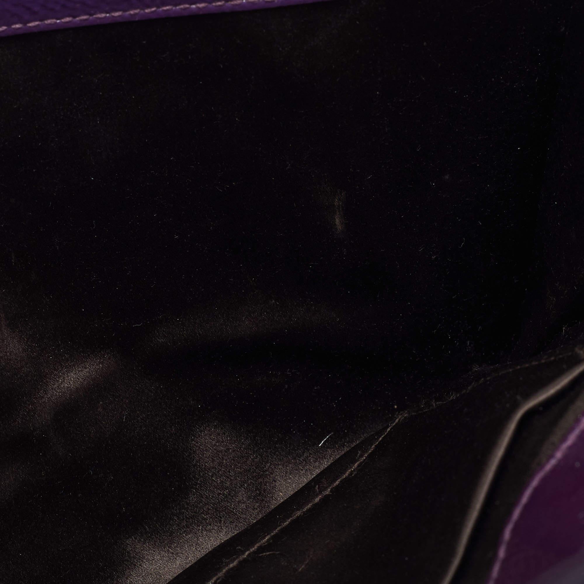 Yves Saint Laurent pochette à rabat Belle De Jour en cuir verni violet en vente 6