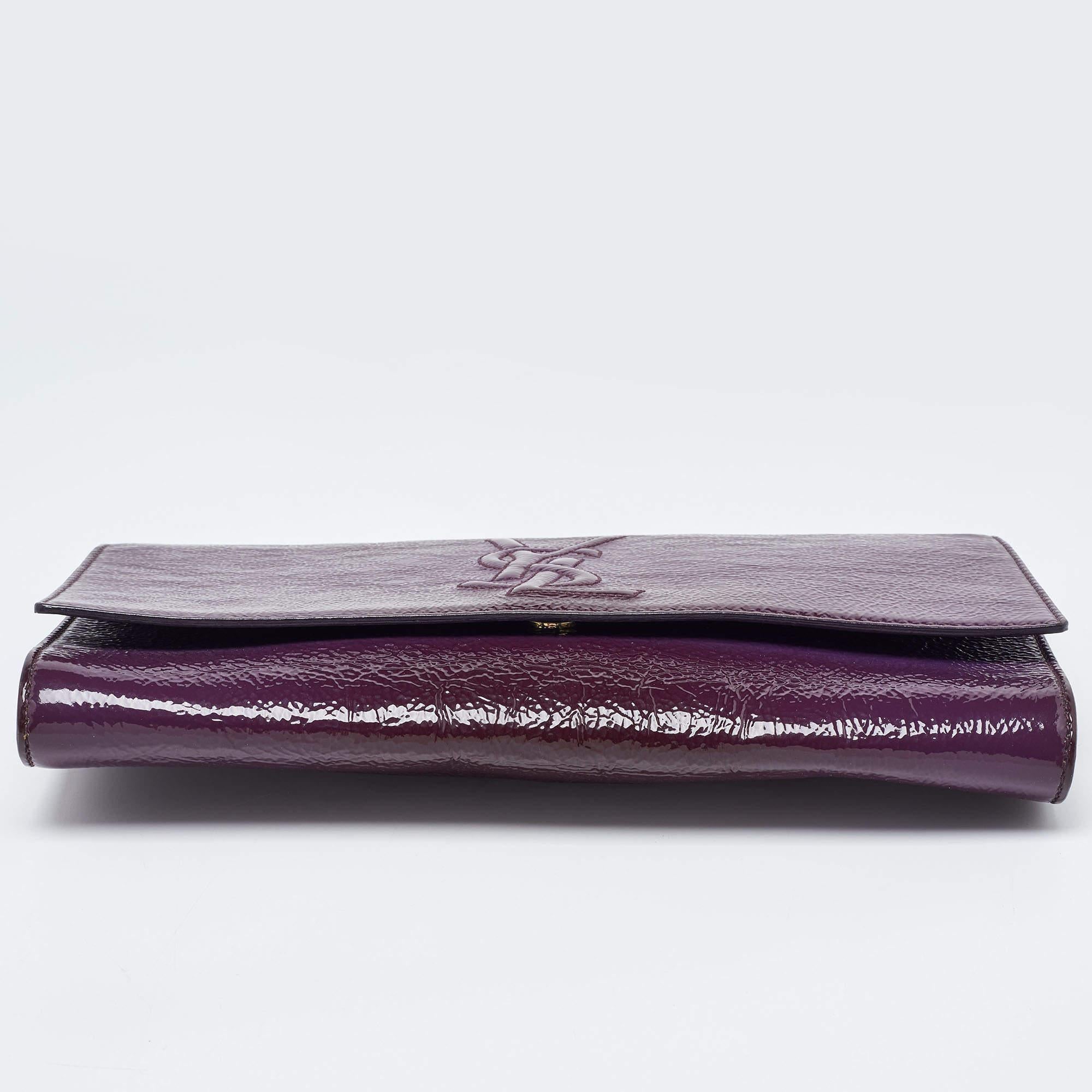 Yves Saint Laurent pochette à rabat Belle De Jour en cuir verni violet en vente 1