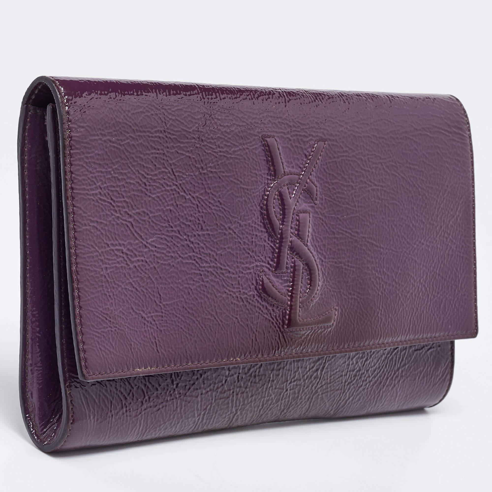 Yves Saint Laurent pochette à rabat Belle De Jour en cuir verni violet en vente 2