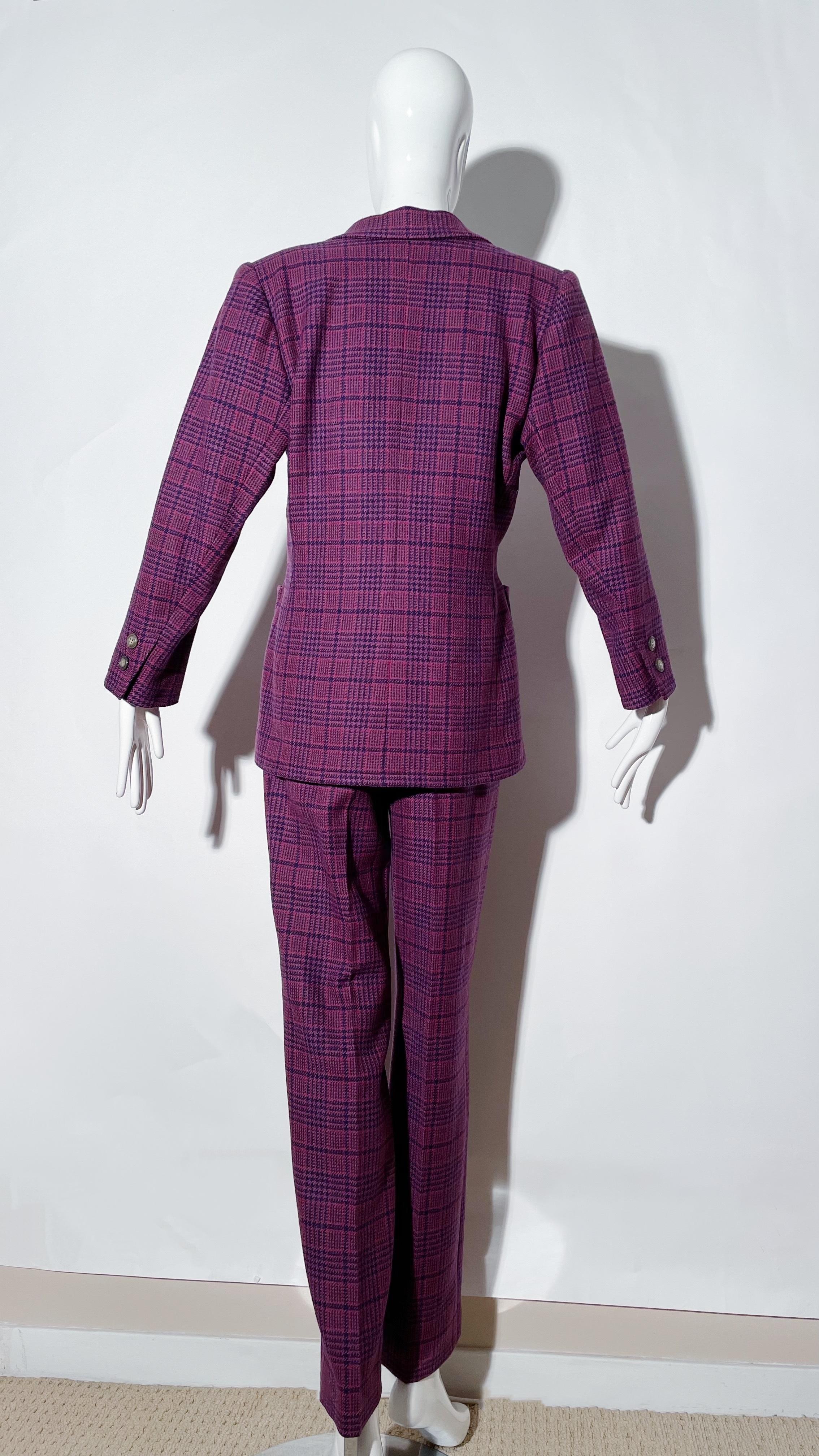Yves Saint Laurent - Costume pantalon à carreaux violet  Excellent état - En vente à Los Angeles, CA