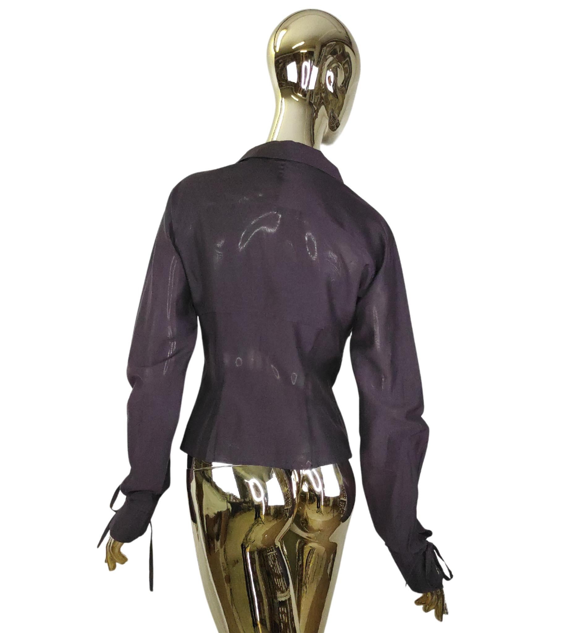 Yves Saint Laurent purple shirt
Tom Ford era
Cotton and silk
Closure and sleeves with ribbons

Marked size 40 FR
Measurements:
shoulders 44.5 cm - 17.5 in
bust 101.5 cm - 40 in
waist 76 cm - 30 in
hips 83.5 cm - 33 in
length 54.5 cm - 21.5