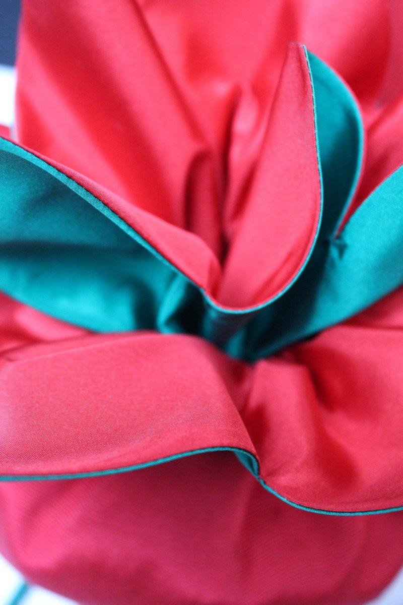 Sac en forme de sac à main Yves Saint Laurent en satin rouge et vert, vers les années 1980 en vente 1