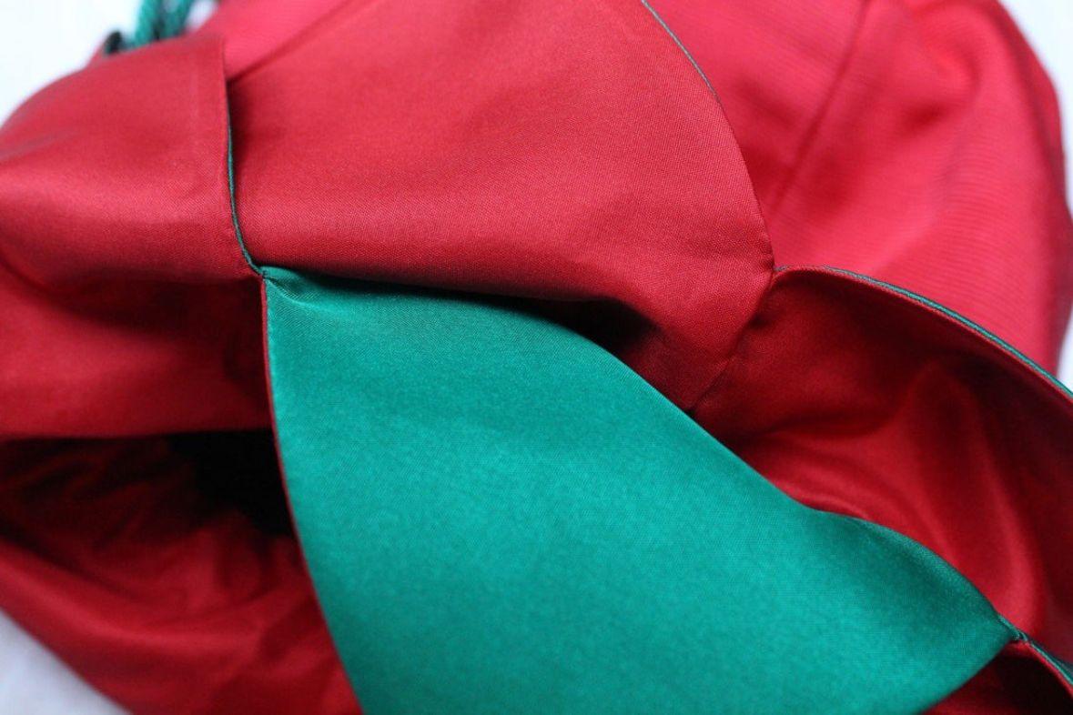 Sac en forme de sac à main Yves Saint Laurent en satin rouge et vert, vers les années 1980 en vente 5