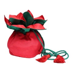 Borsa a forma di borsetta di Yves Saint Laurent in raso rosso e verde, circa anni '80