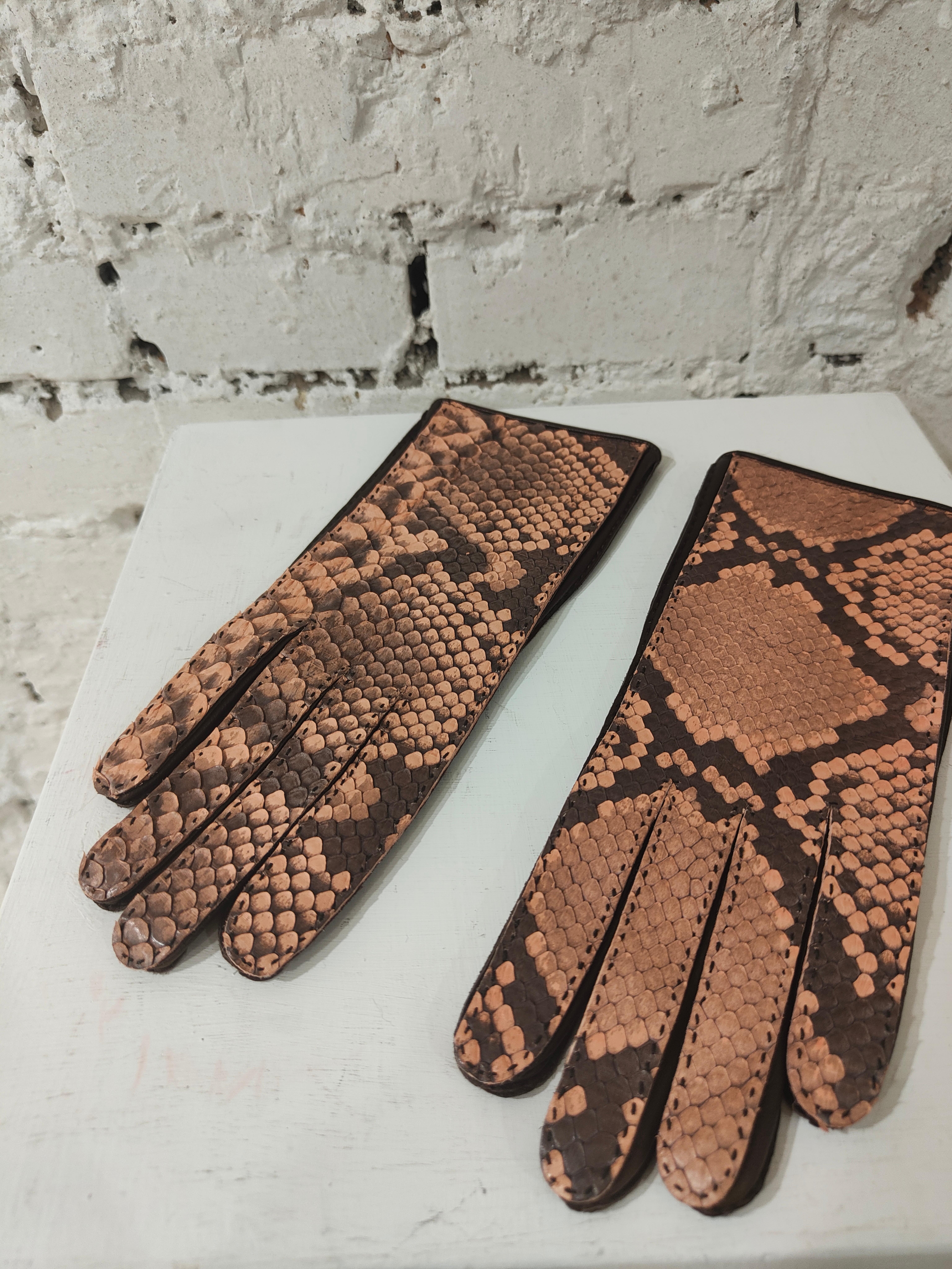 Yves Saint Laurent python skin gloves In Excellent Condition In Capri, IT